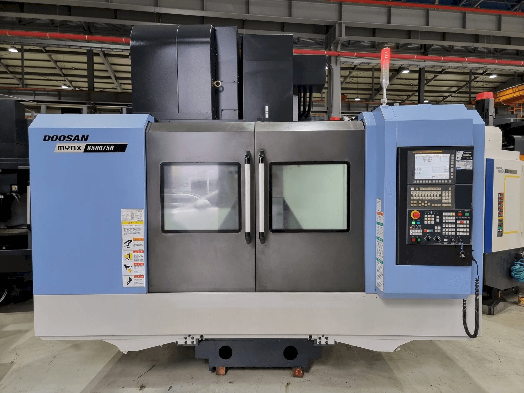Вид станка Doosan MYNX 6500/50 спереди