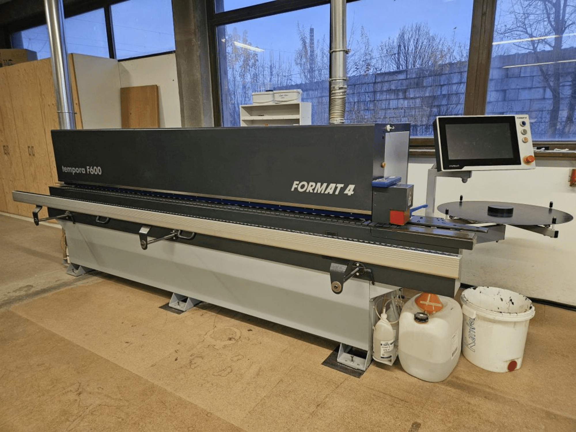 Templora F600 от Format 4, вид спереди на деревообрабатывающий станок с цифровым дисплеем, столом для резки и контейнерами для хранения.