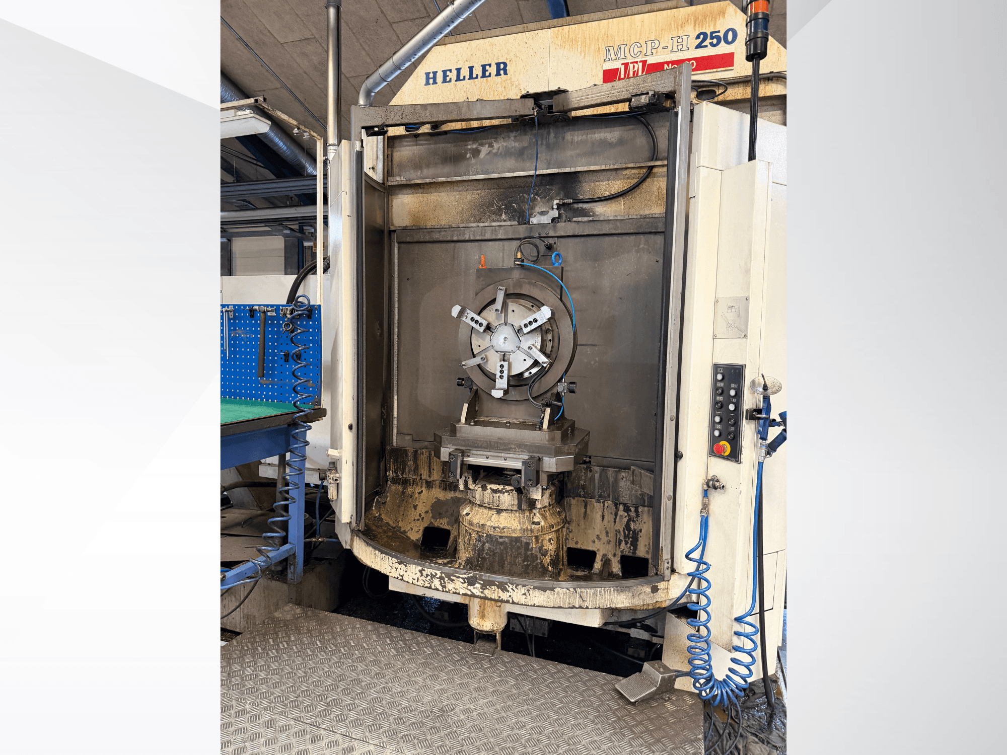 Вид спереди горизонтального обрабатывающего центра HELLER MCP 250, на котором показаны панель управления, приспособления для фиксации работ и зона обработки.