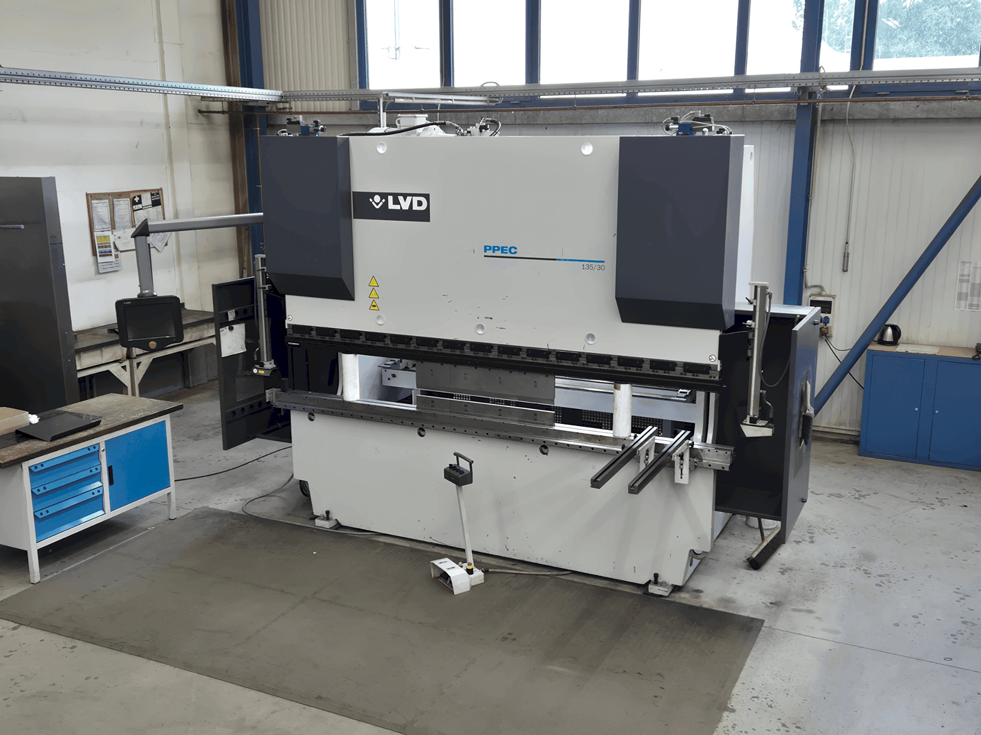 Вид станка LVD PPEC 135/30 спереди