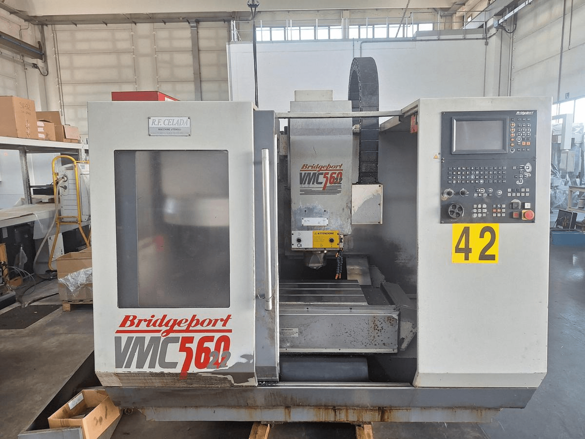 Вертикальный обрабатывающий центр Bridgeport VMC 560/22, вид спереди, с панелью управления, держателем инструмента и рабочей зоной.