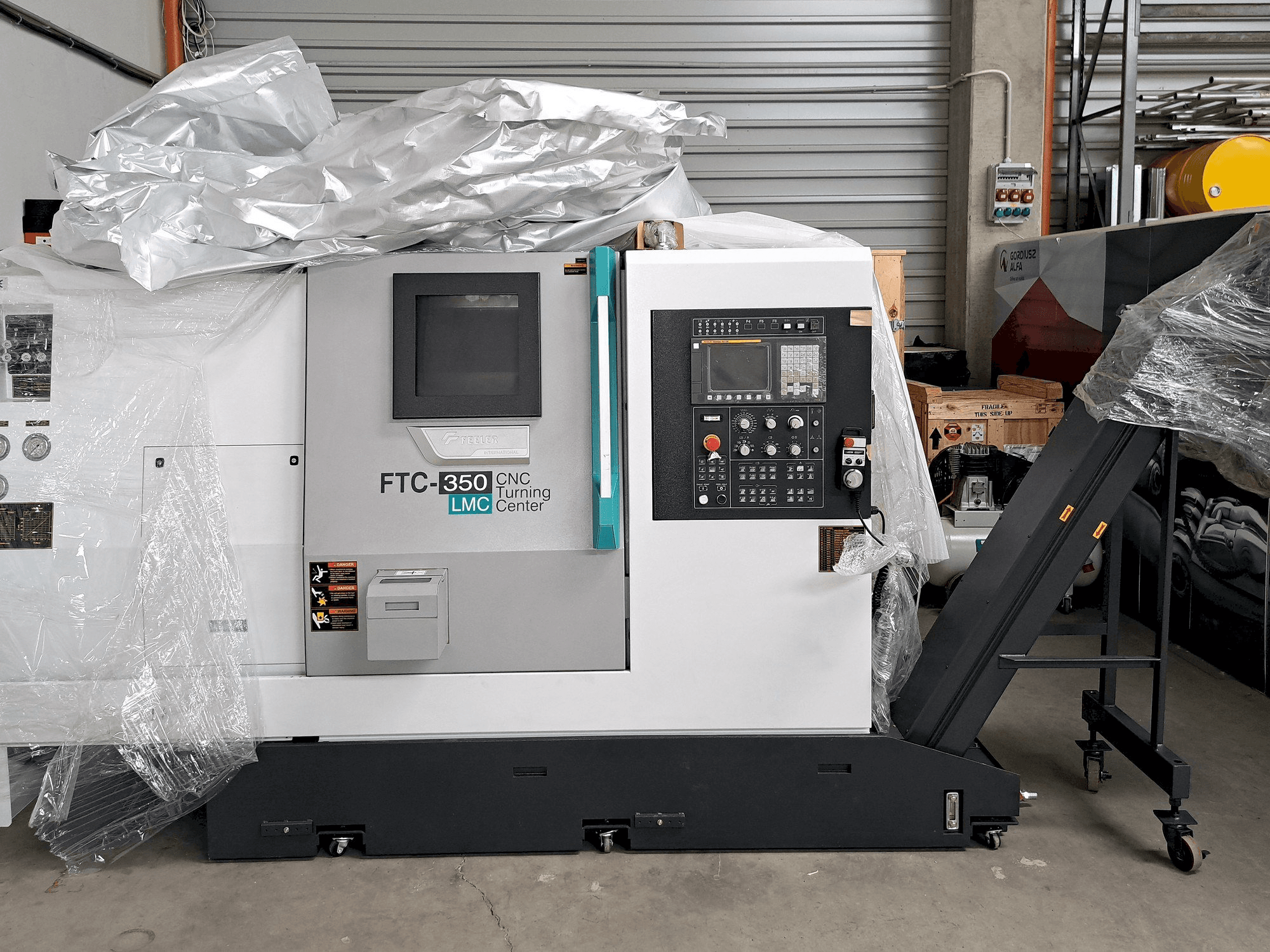 Вид станка Feeler FTC 350 LMC спереди