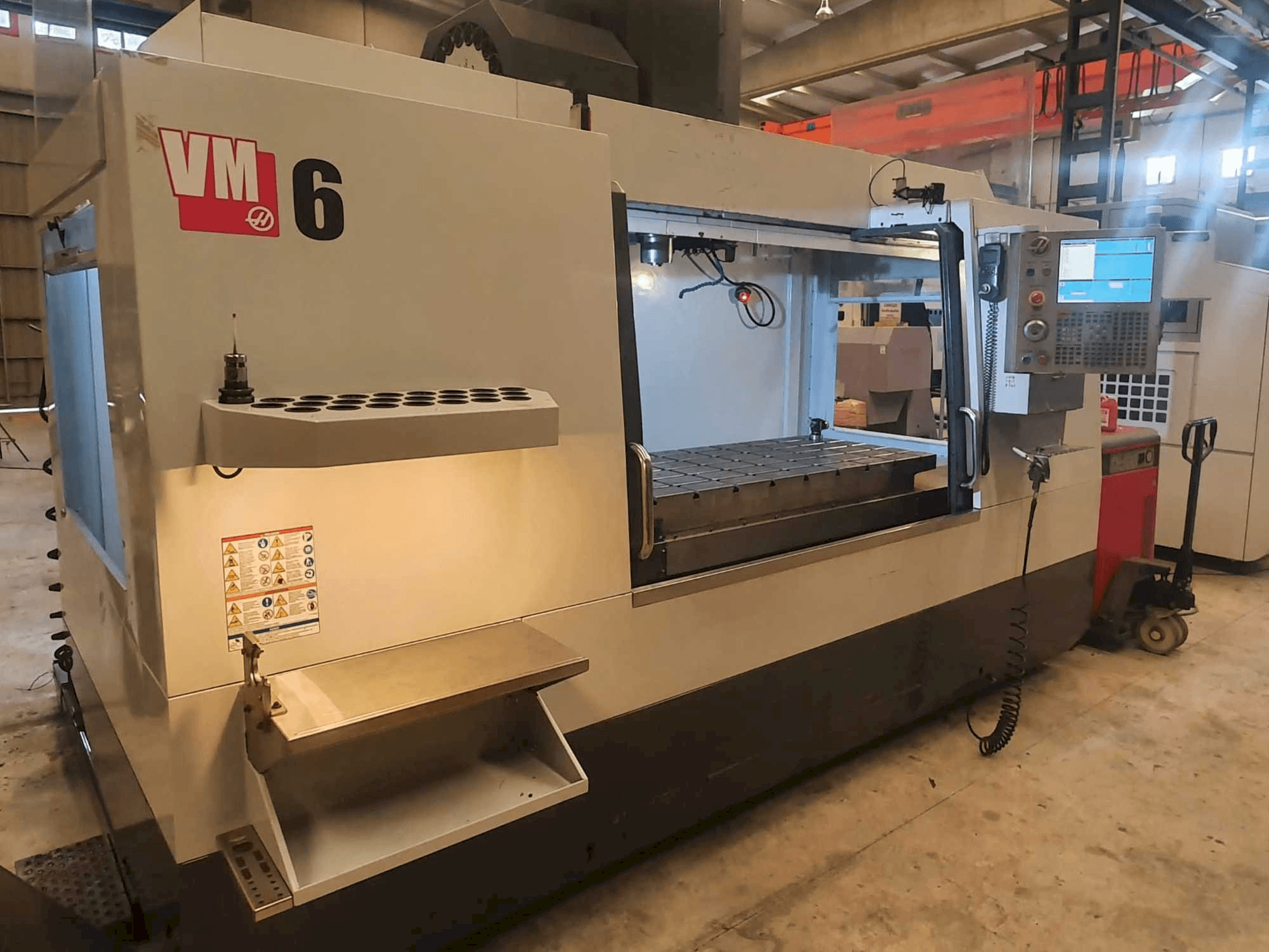 Вид станка HAAS VM6 спереди
