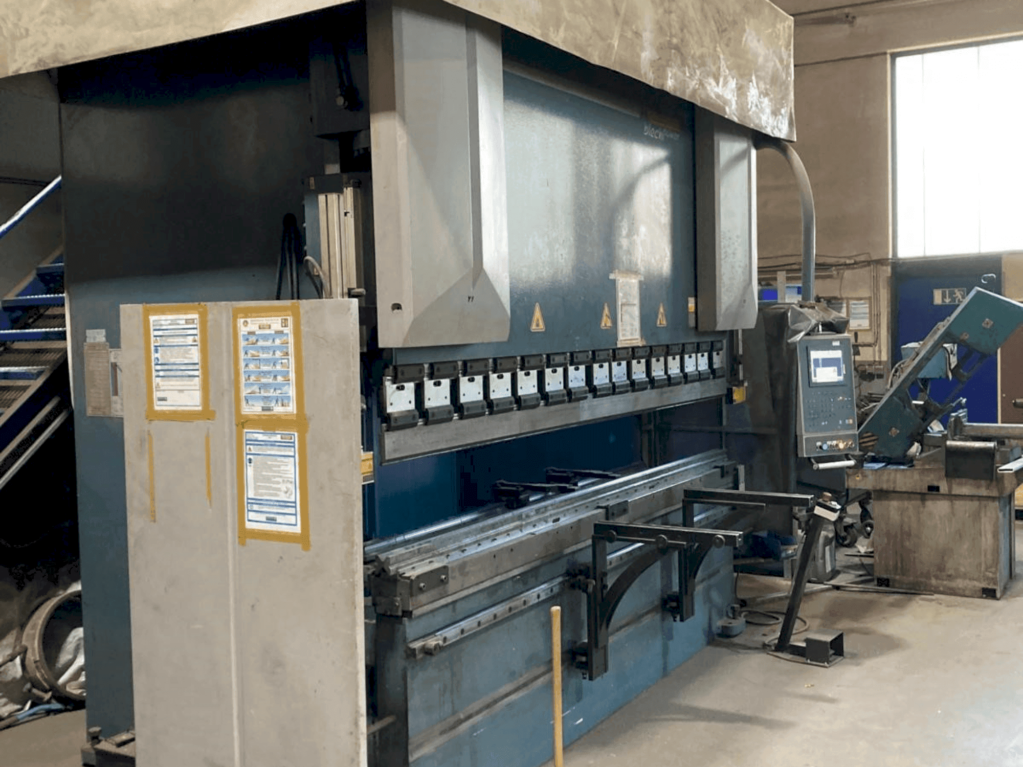 Вид станка Hesse AD-R30320 спереди