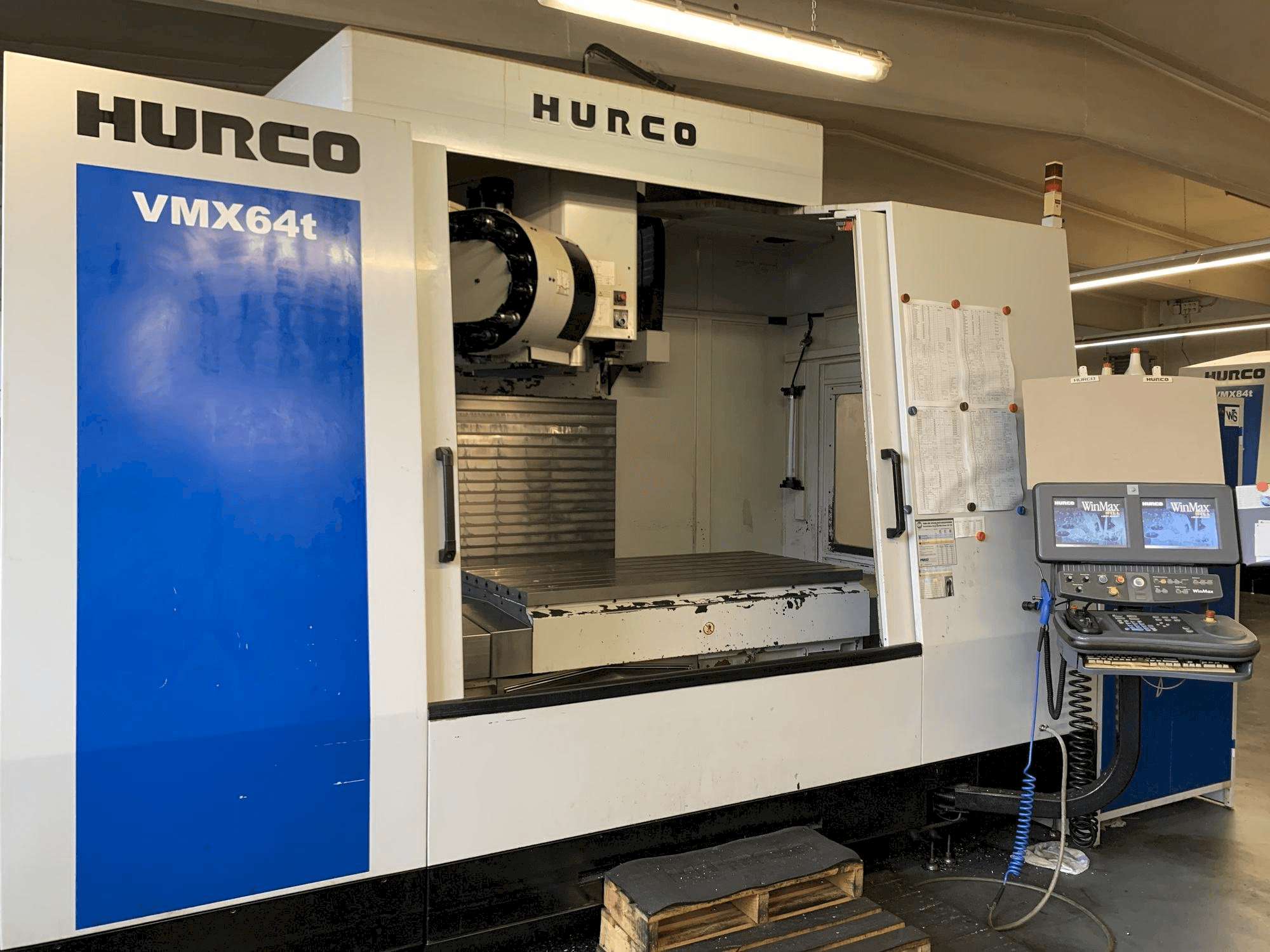 Вид станка Hurco VMX 64 T спереди