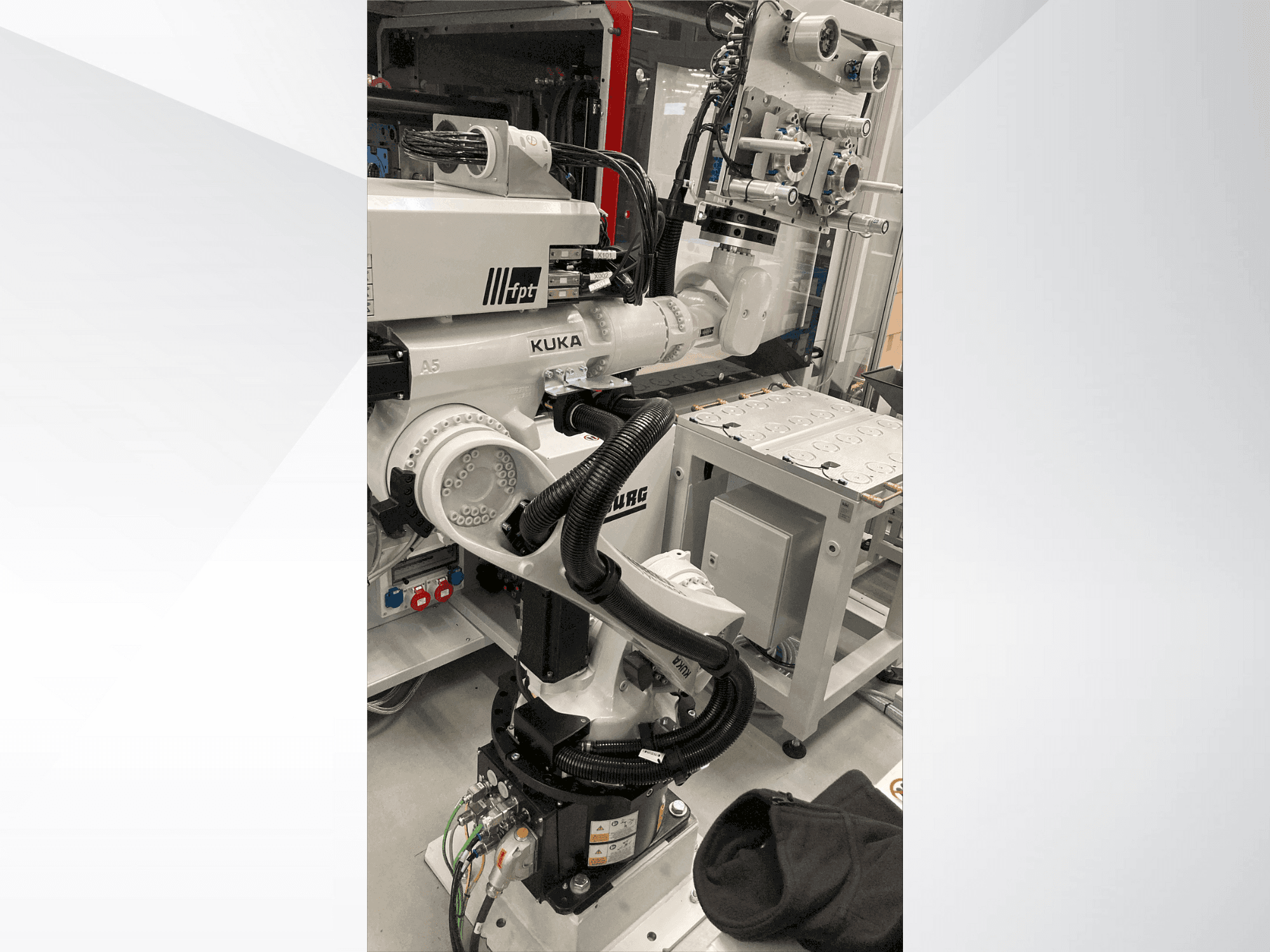 Вид станка KUKA KR 22 R1610-2 спереди