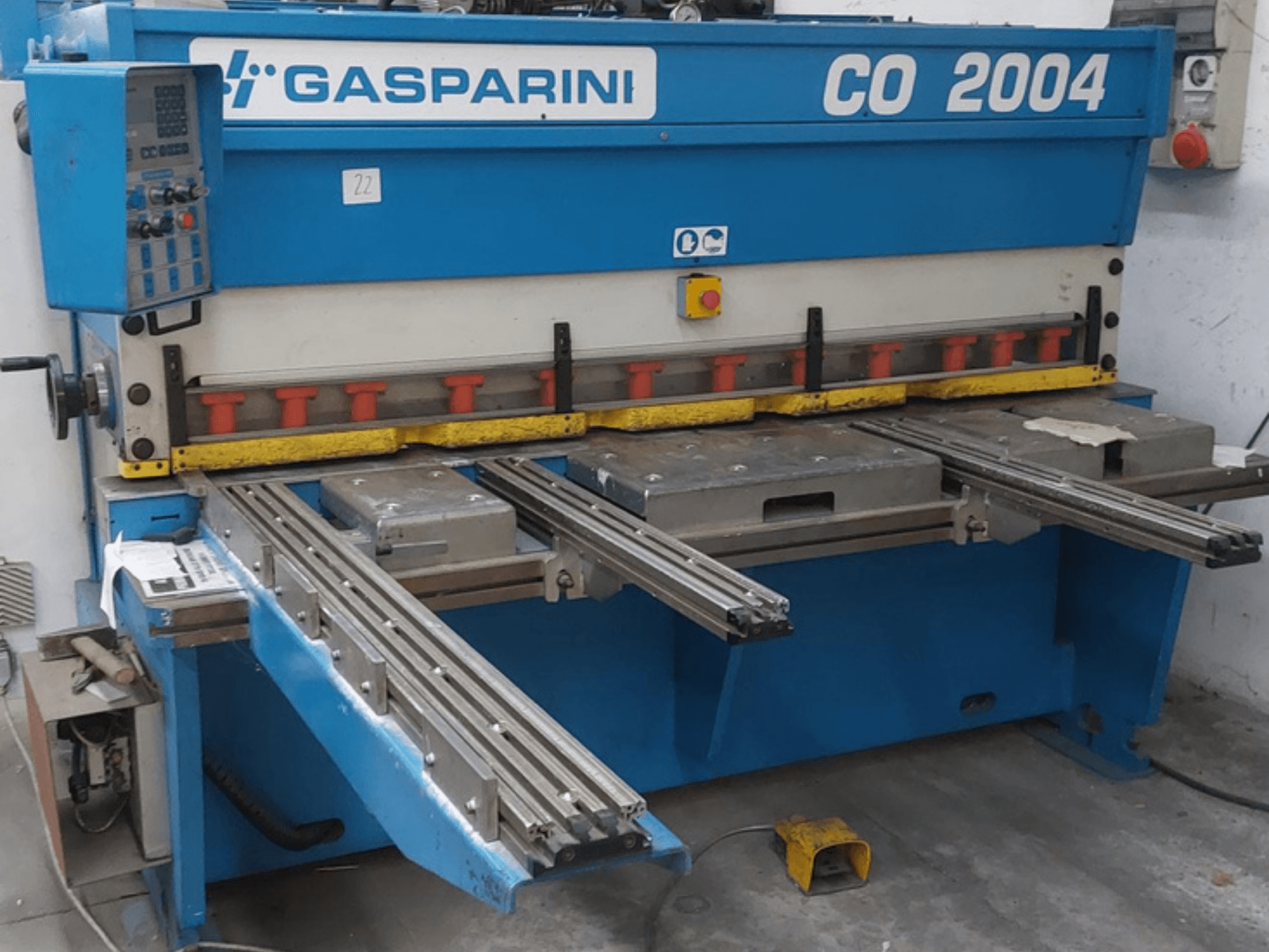 Гидравлический ножовой станок GASPARINI CO/2004, вид спереди, с панелью управления и столами для резки металла с направляющими.
