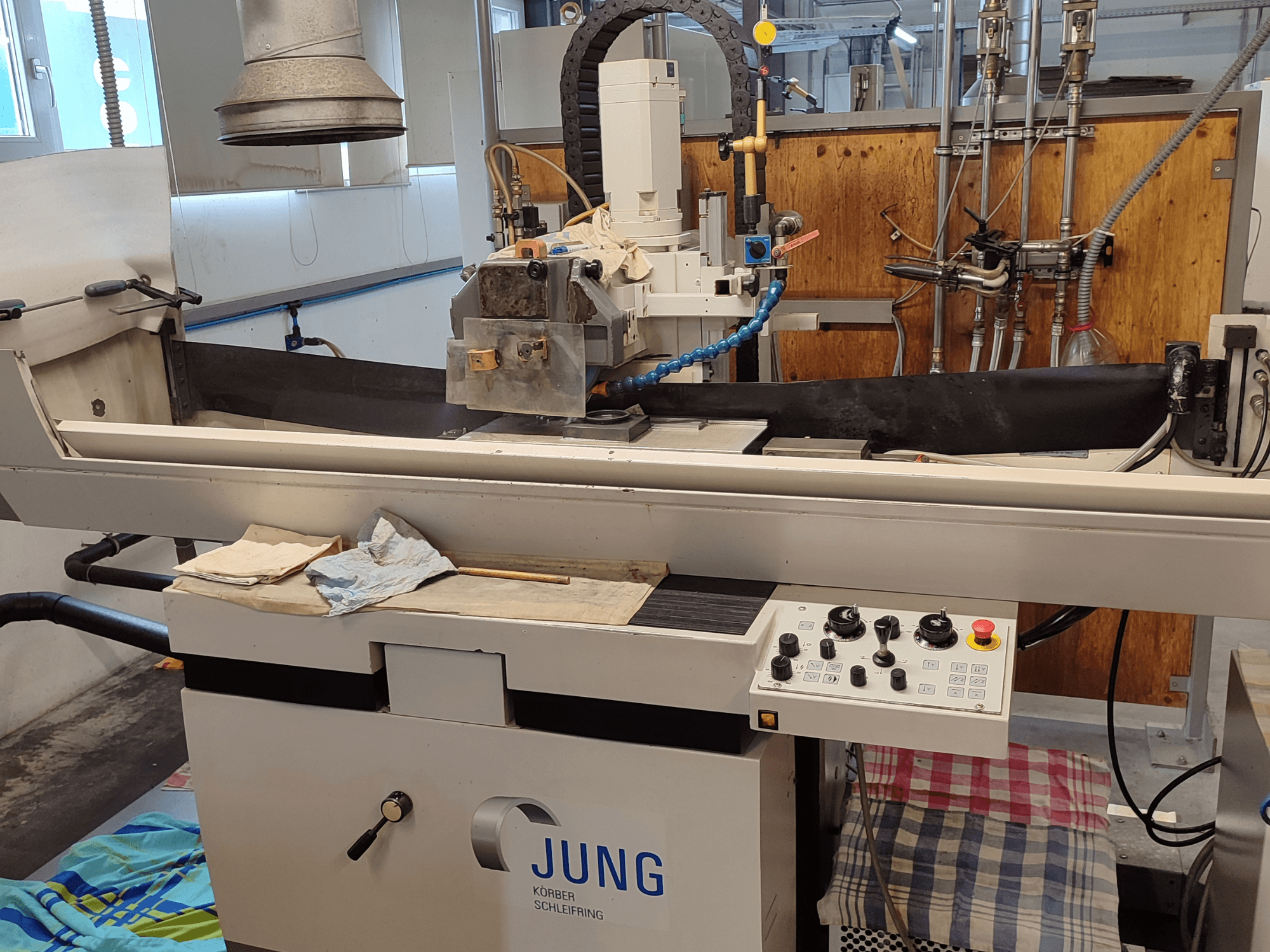 Плоскошлифовальный станок BLOHM JUNG JE 525 P, вид спереди, элементы управления и установка шлифовального круга.