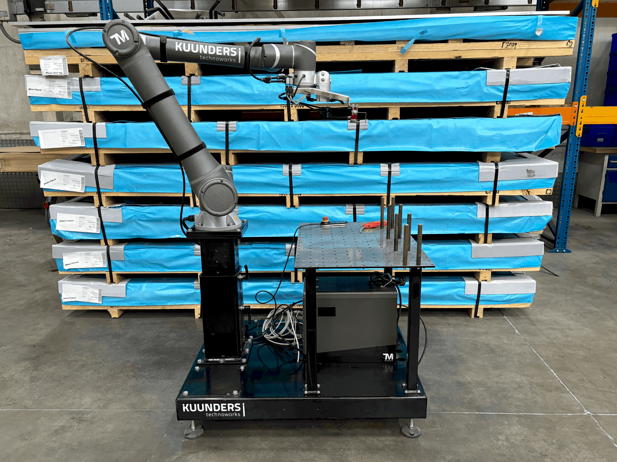 Вид станка TECHMAN ROBOT TM12 спереди