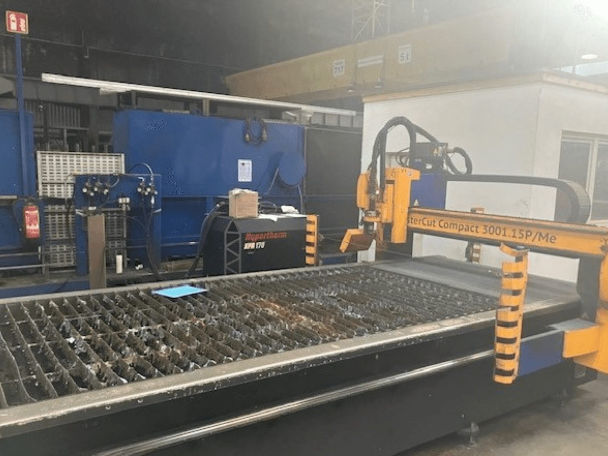 Аппарат плазменной резки Hypertherm MasterCut Compact 3001.15P/Me на виде сбоку, с изображением стола для резки и панели управления.