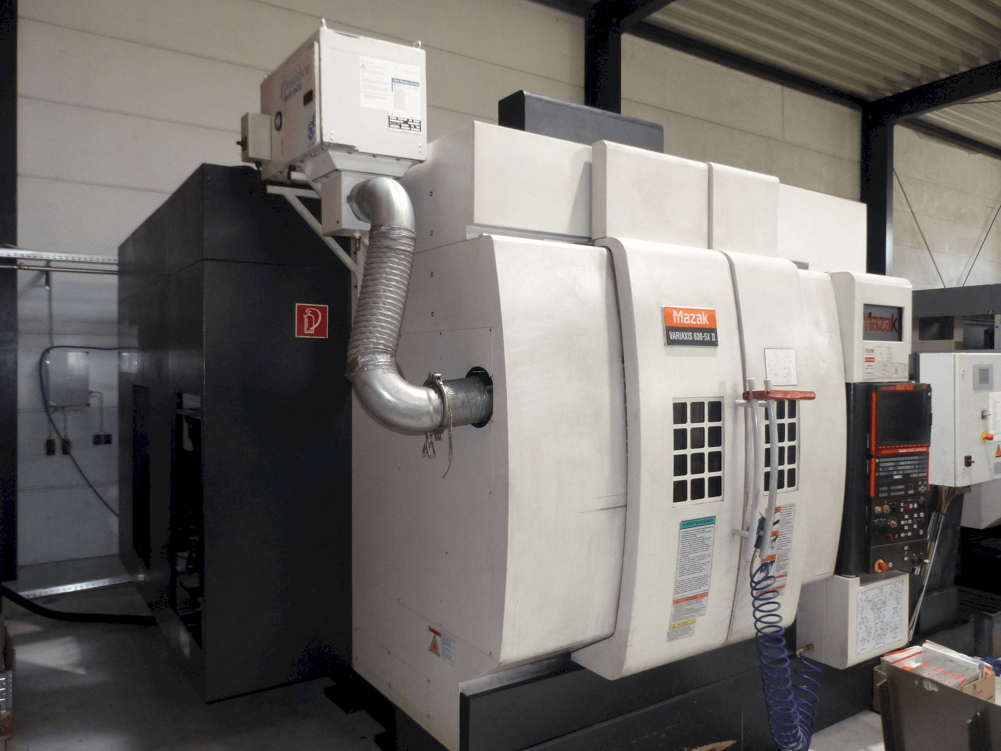 Вид станка с Mazak Variaxis 630-5x II правой стороны