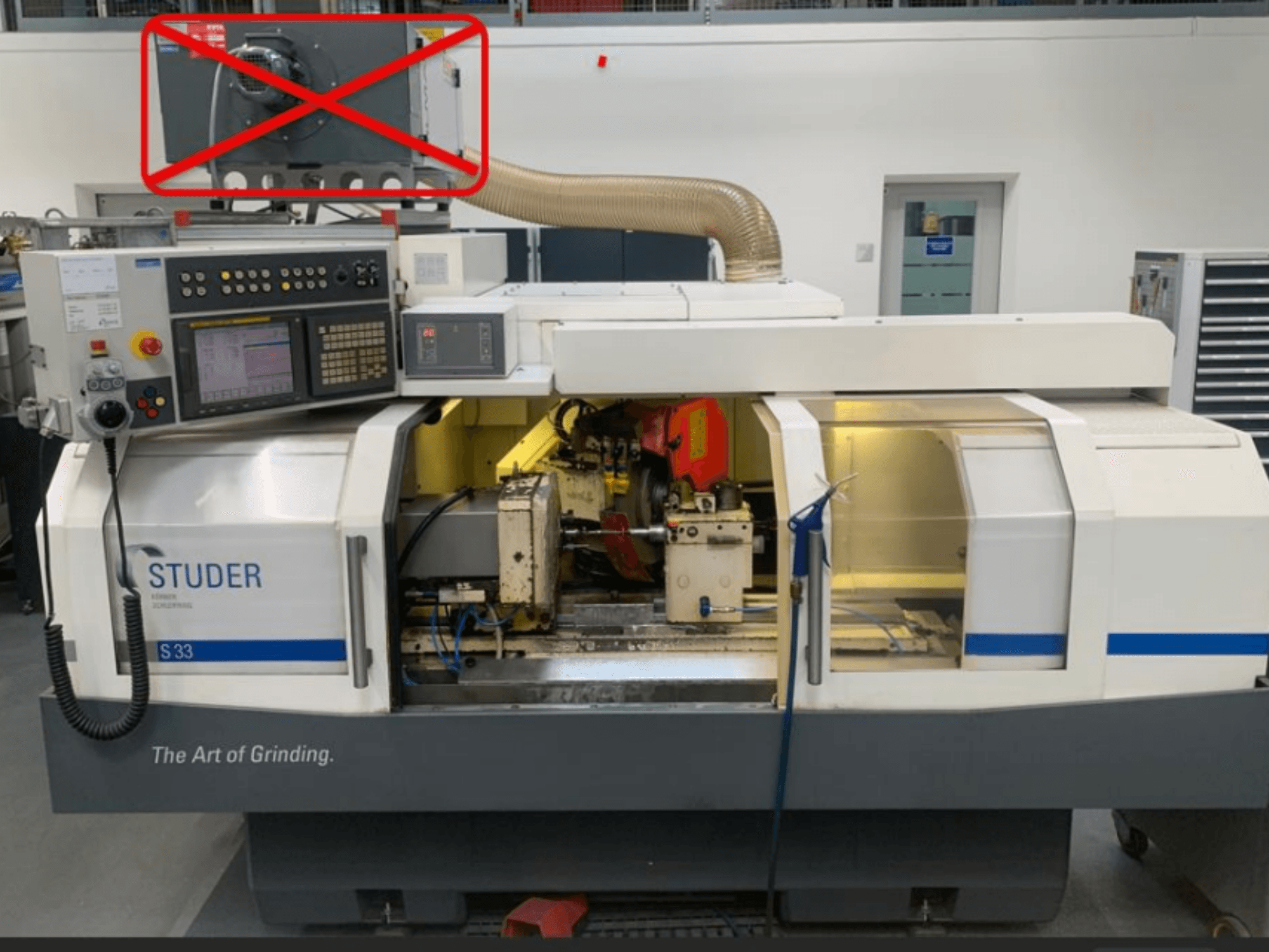 Круглошлифовальный станок Studer S33, вид спереди с панелью управления и шлифовальными компонентами с видимыми электрическими соединениями.