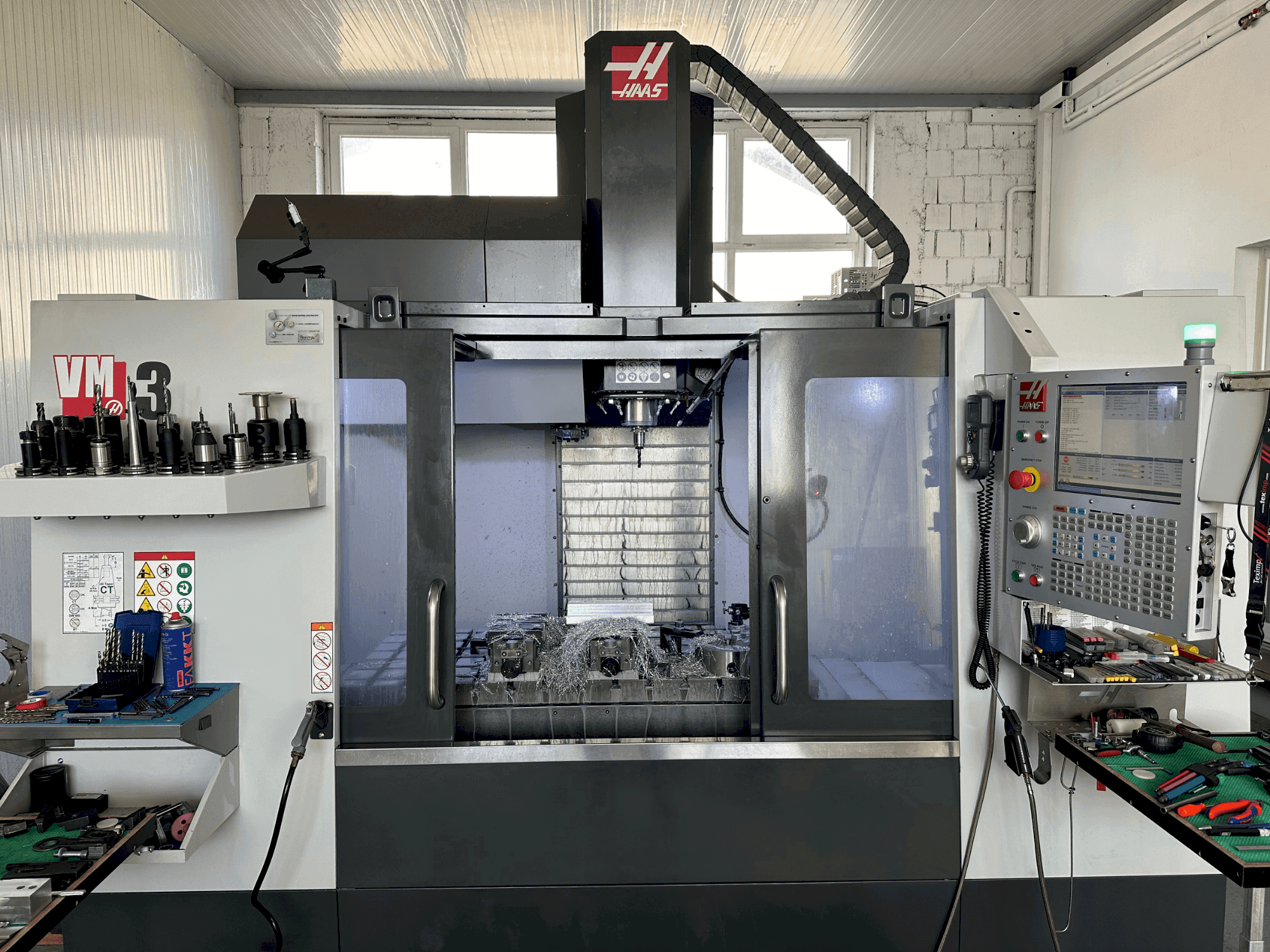 Вид станка HAAS VM-3 спереди