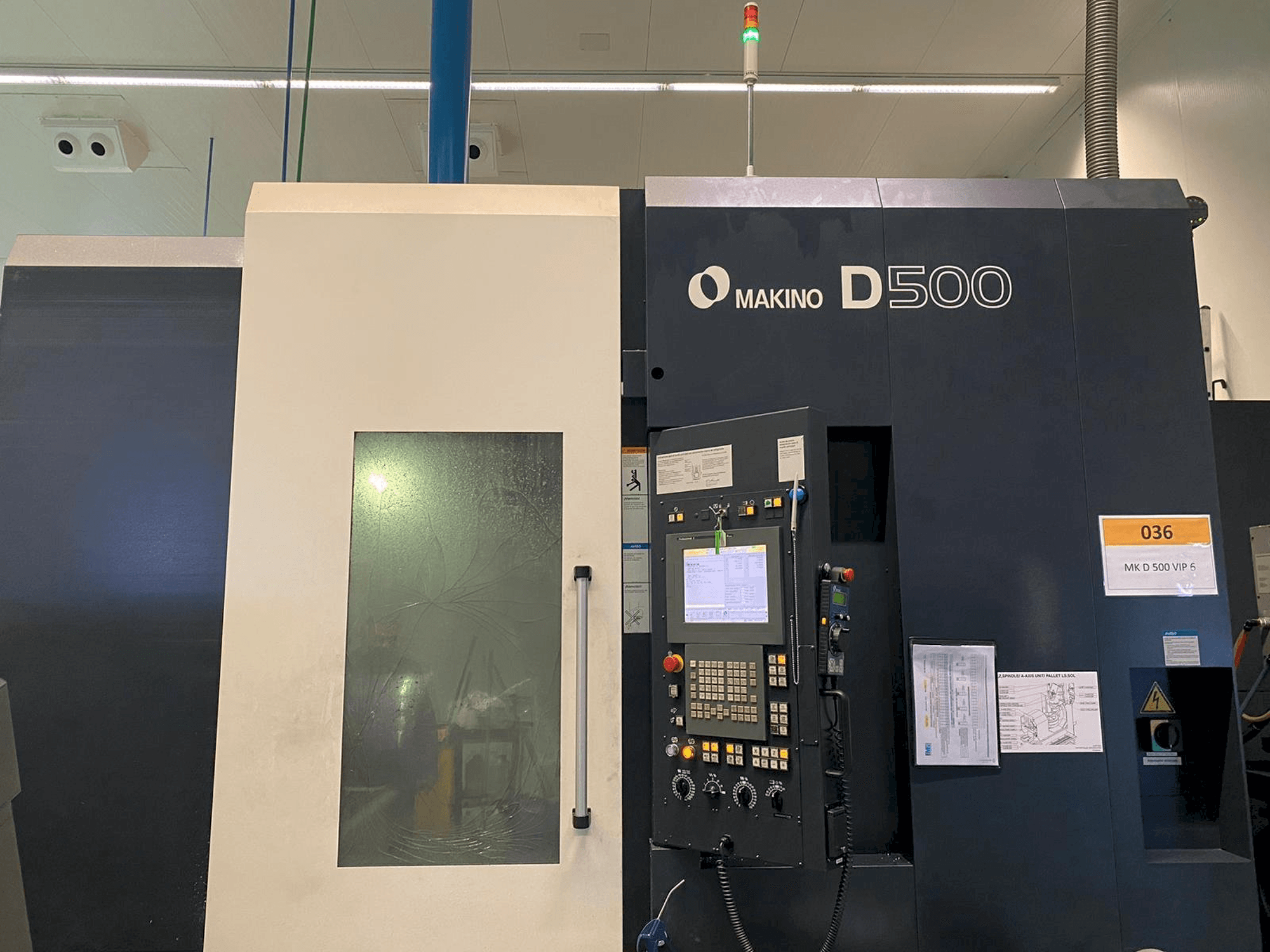 Вид станка Makino D500 спереди