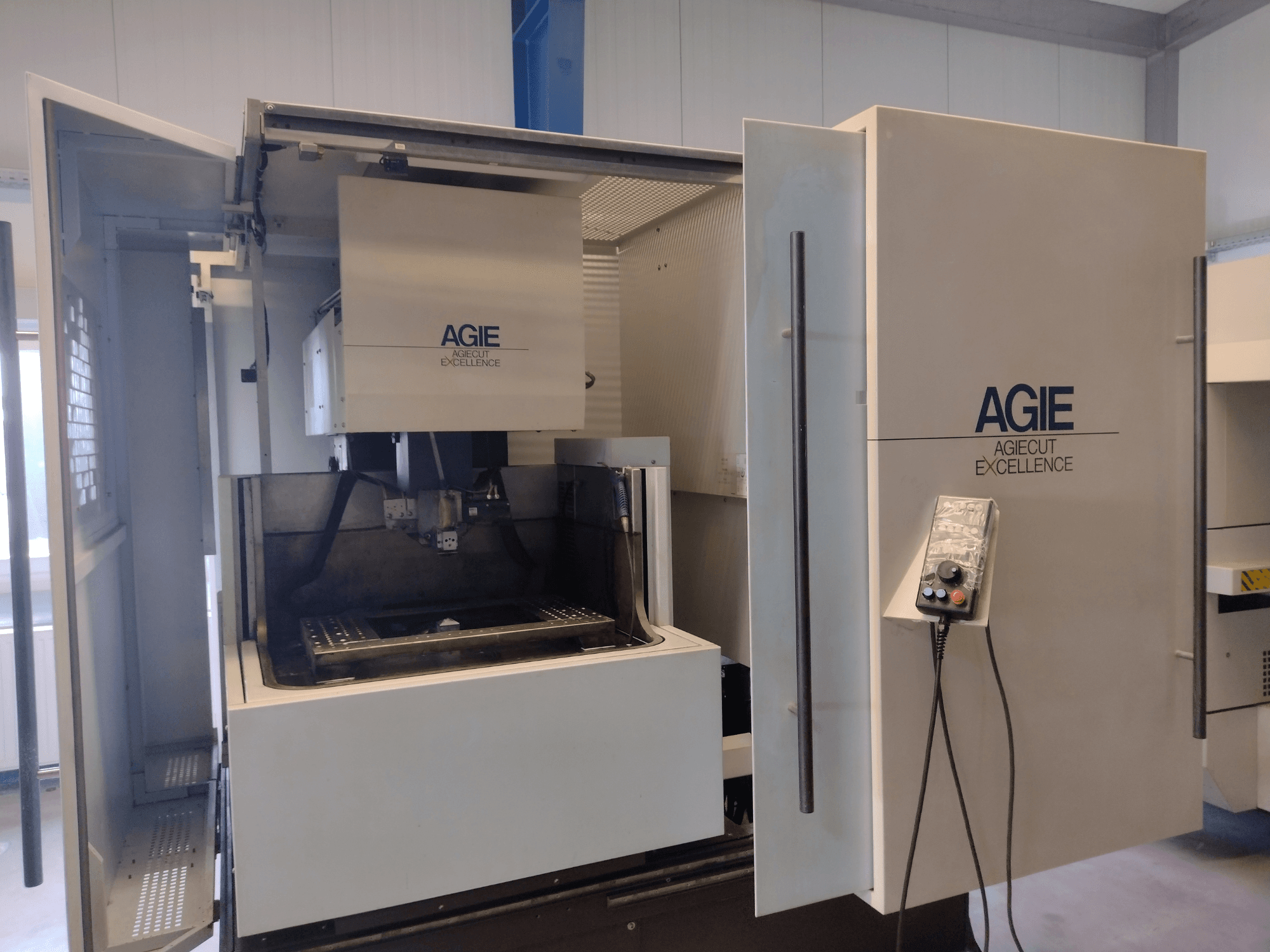 Электроэрозионный станок AGIE Progress 3 Wire, вид спереди: открытый корпус, панель управления и зона резки.