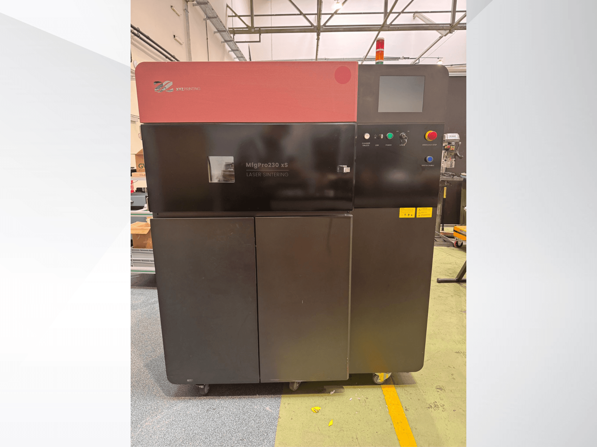 Пластиковый 3D-принтер XYZprinting MfgPro230 xS на виде спереди, с панелью управления и сигнальными лампами.