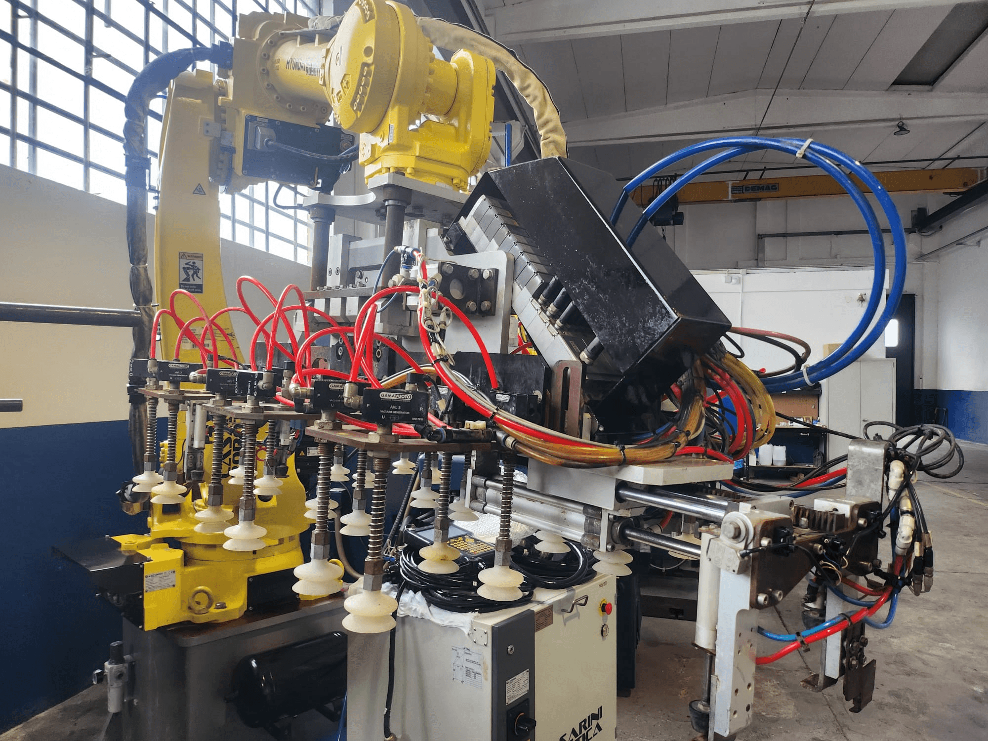 Рука робота Hyundai Hi 5a-S с видом спереди, с многочисленными шлангами, компонентами управления и сложным расположением кабелей.