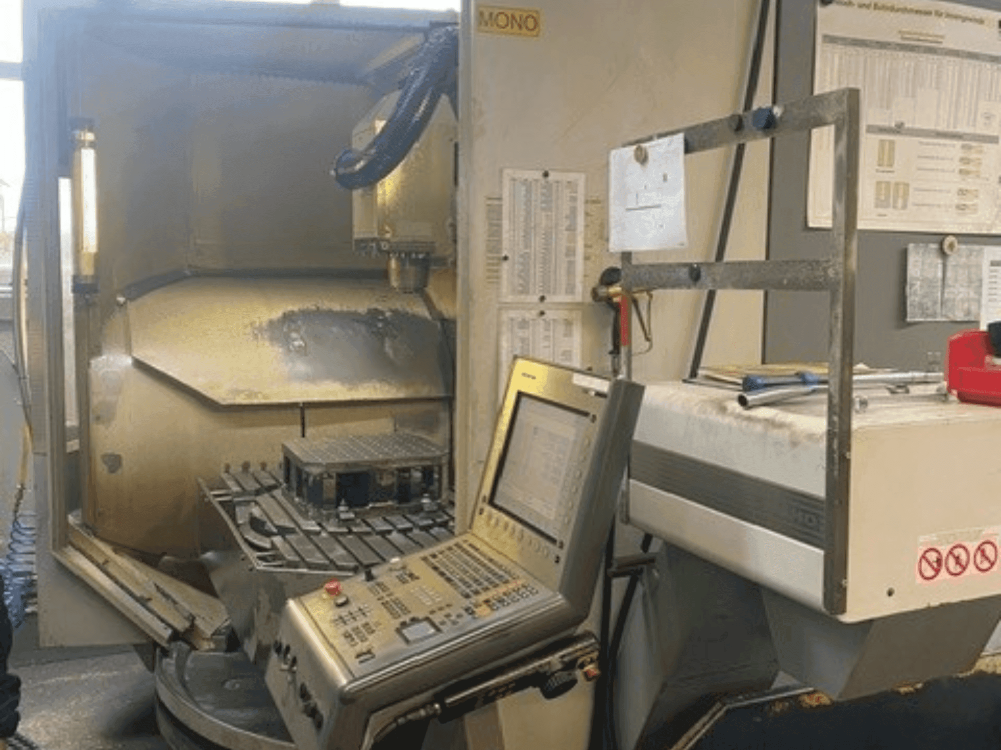 Вид станка DECKEL MAHO DMU 80 monoBLOCK simultan спереди