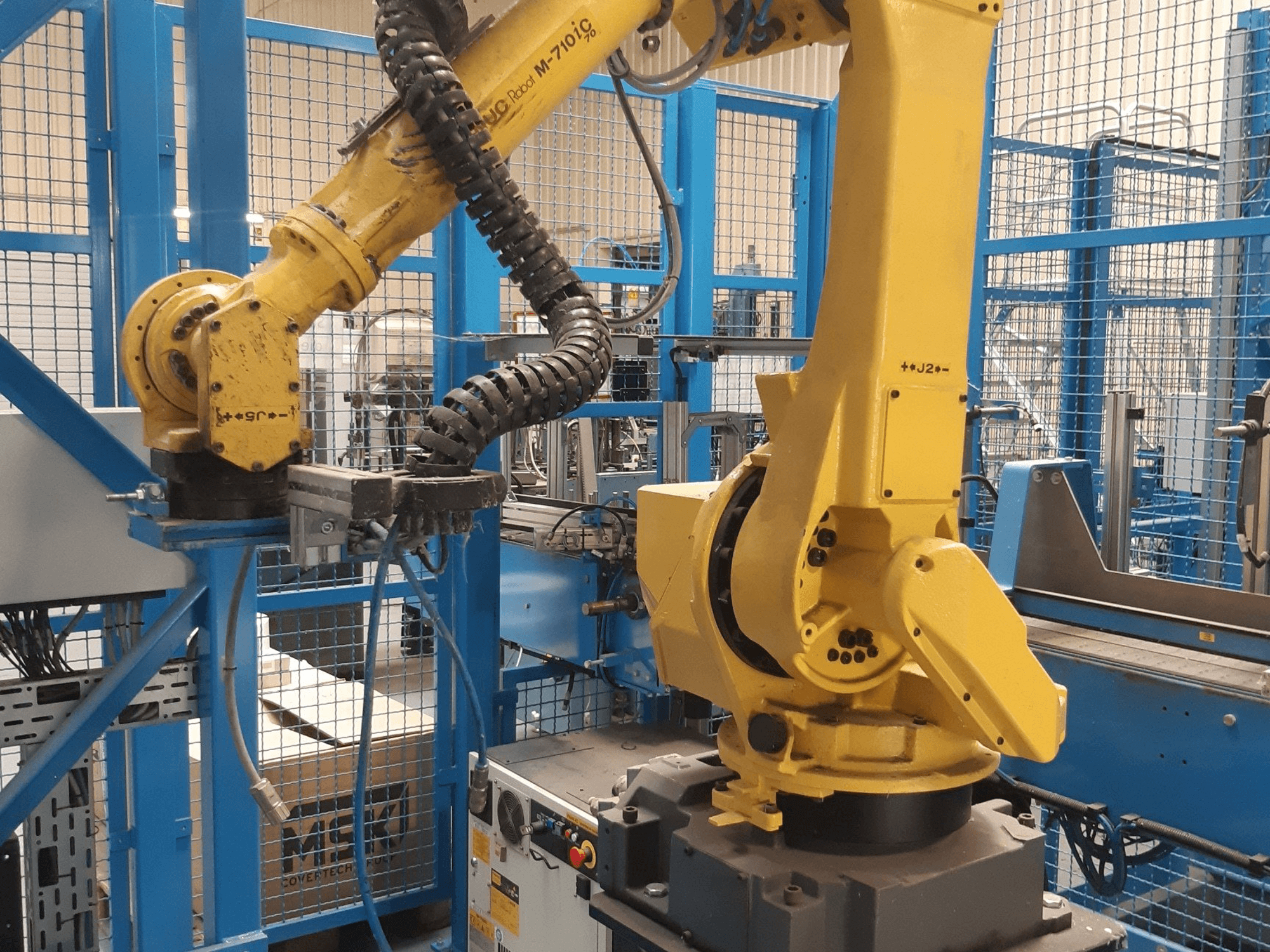 Вид станка FANUC M-710iC (2015) спереди