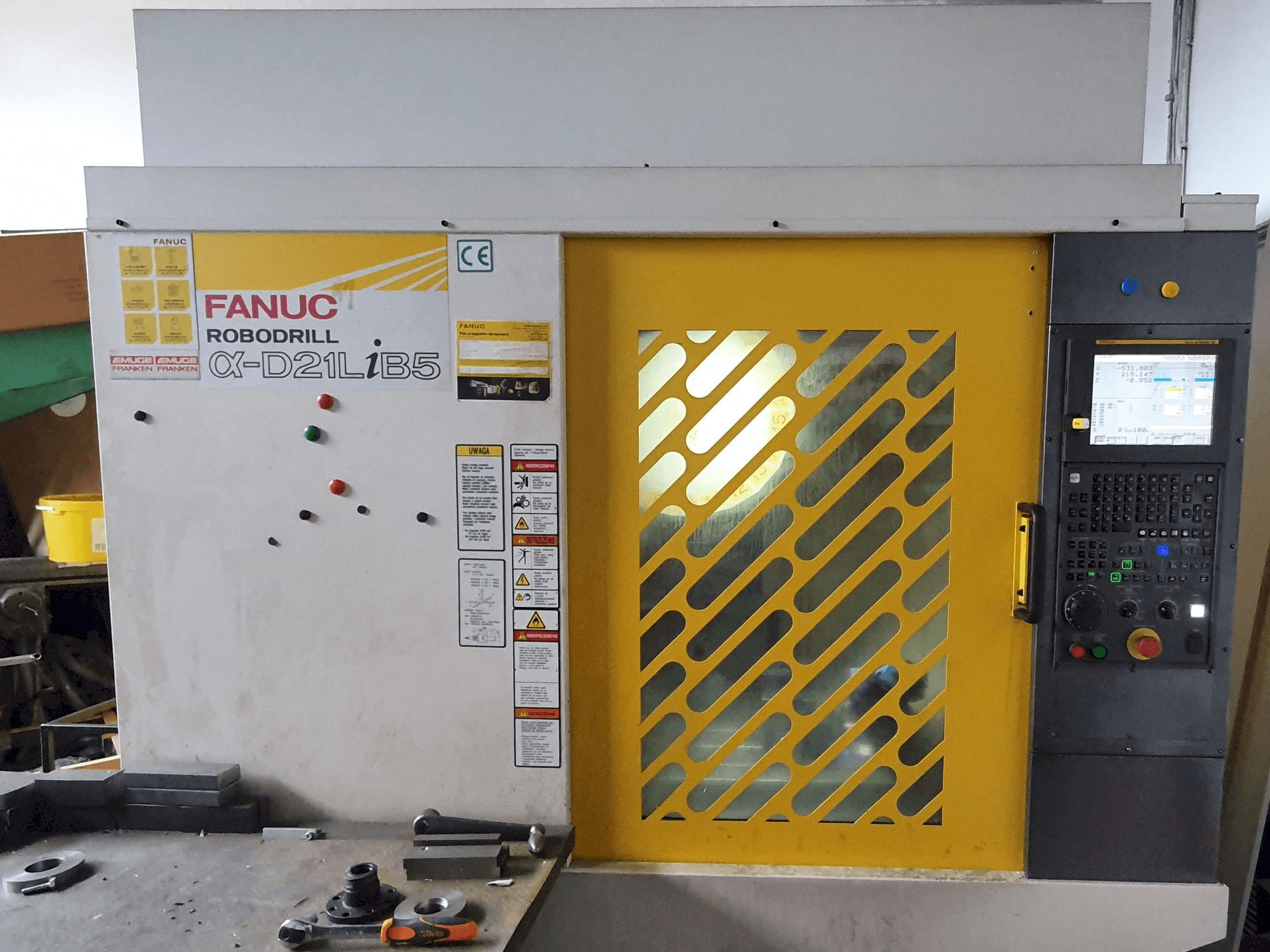 Вид станка FANUC ROBODRILL Alpha-D21LiB5 спереди