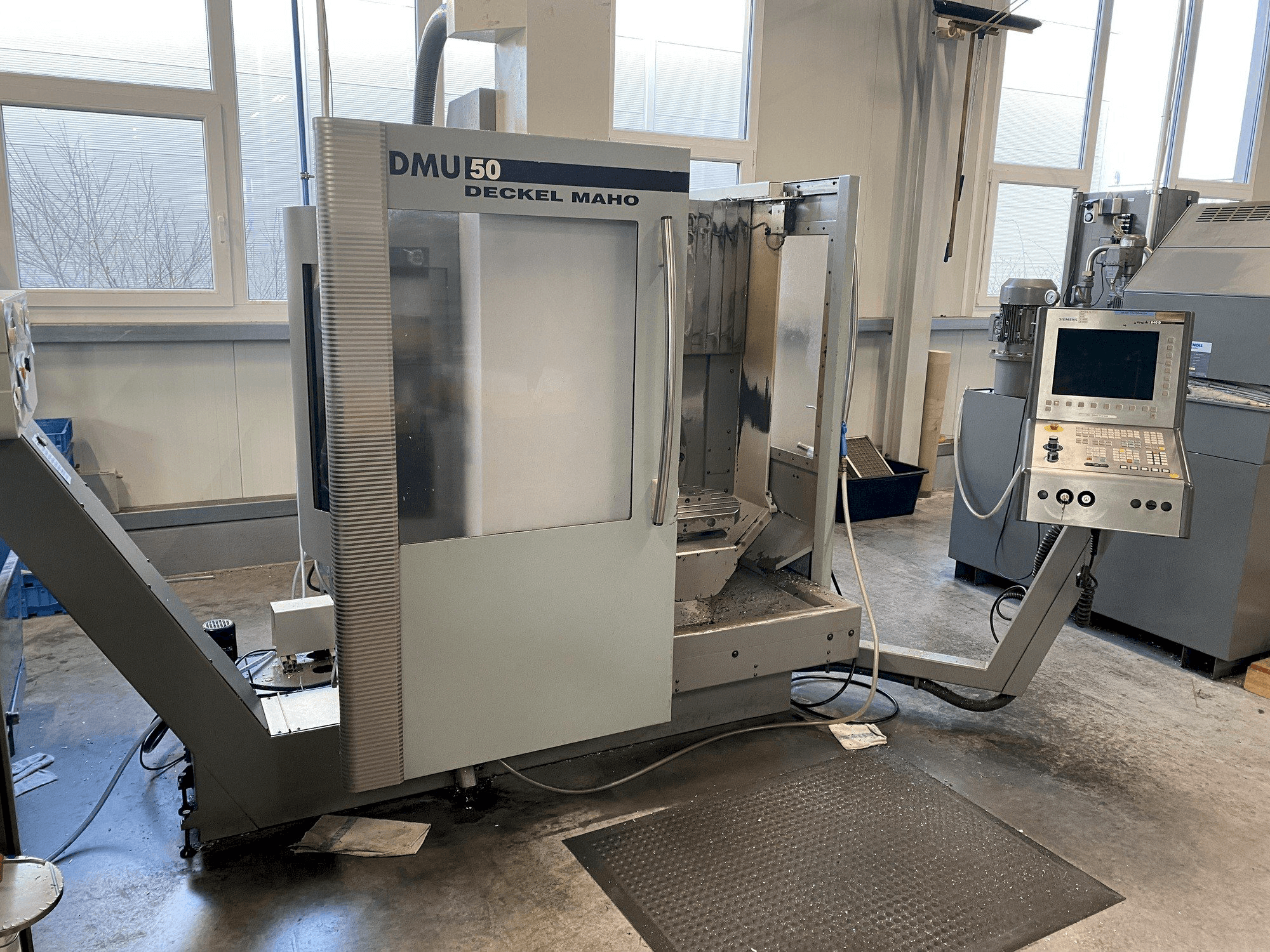 Вид станка DECKEL MAHO DMU 50 спереди