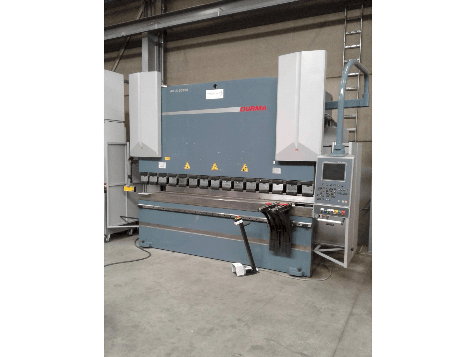 Вид станка Durma AD-R 30220 спереди