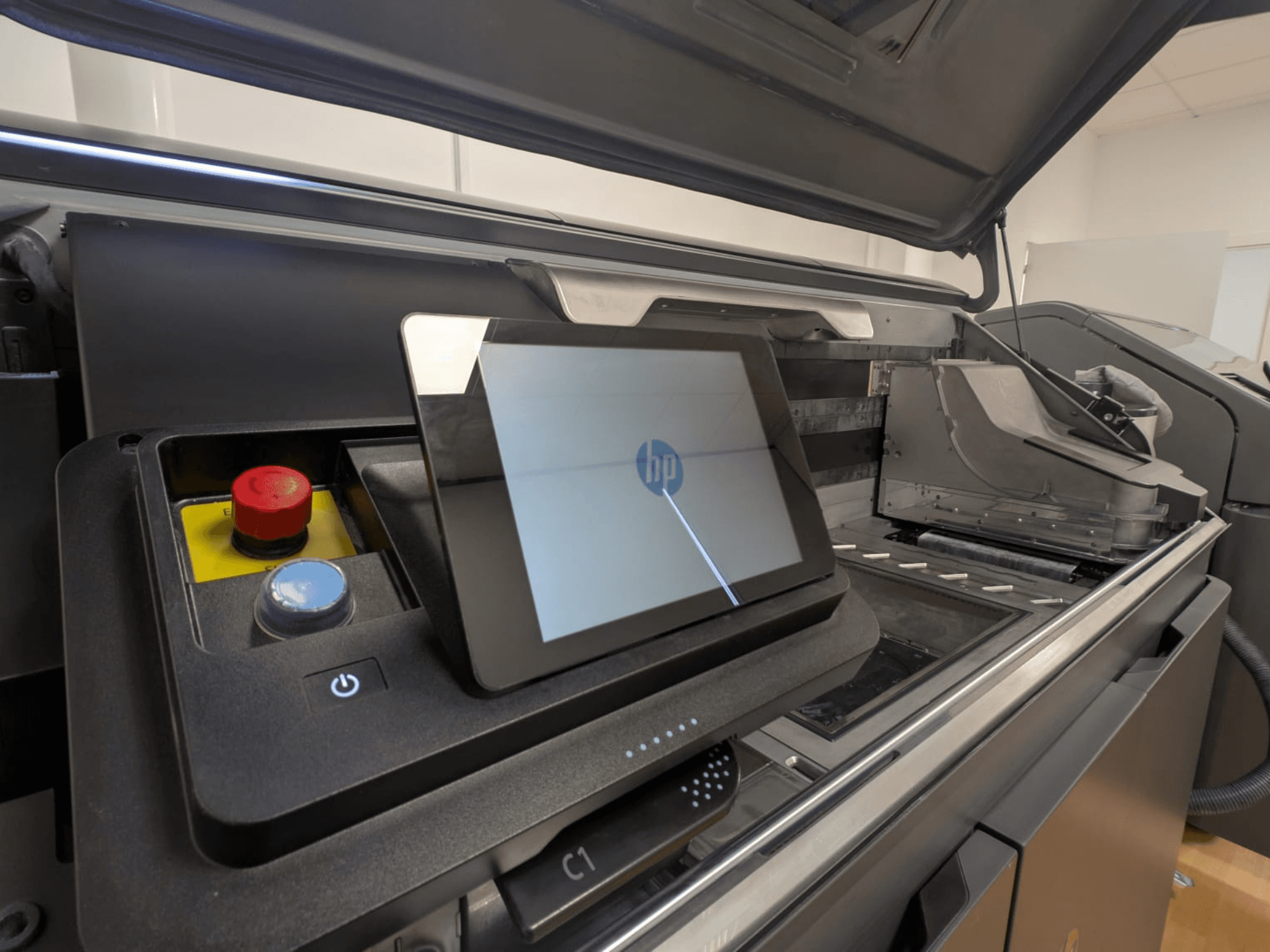 Панель управления принтера HP с изображением планшетного дисплея, красных и синих кнопок, а также вид сбоку на внутренние компоненты принтера.