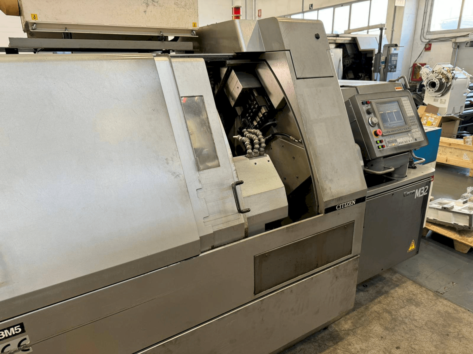 Вид станка Citizen M32V спереди