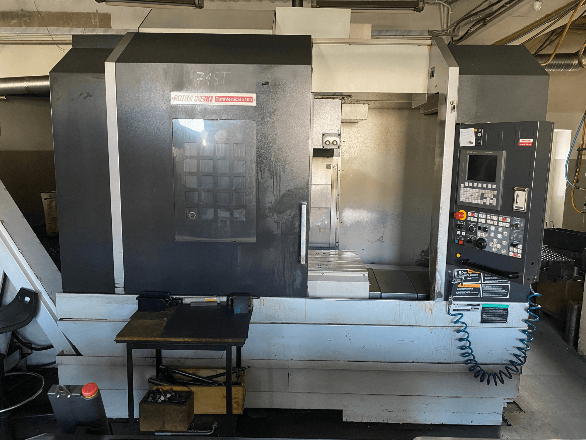 MORI SEIKI DuraVertical 5100 в виде спереди: на снимке видны панель управления, рабочая зона и детали станка.