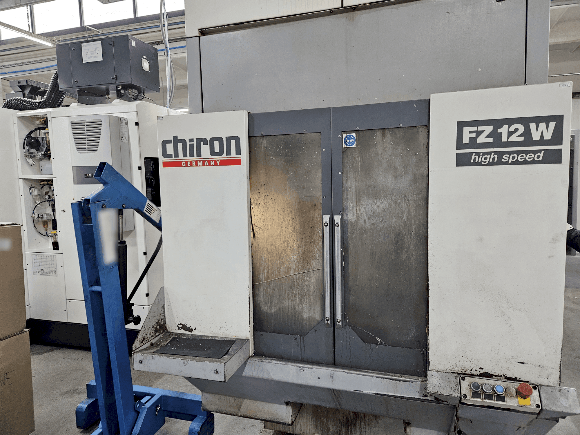 Вид станка CHIRON FZ12 W спереди