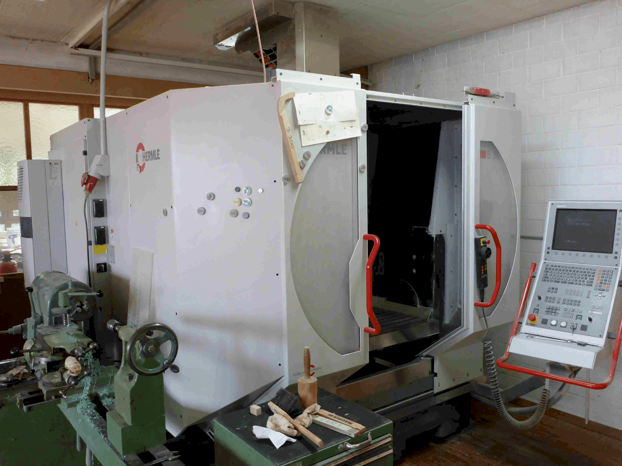 Вид станка HERMLE B 300 V спереди
