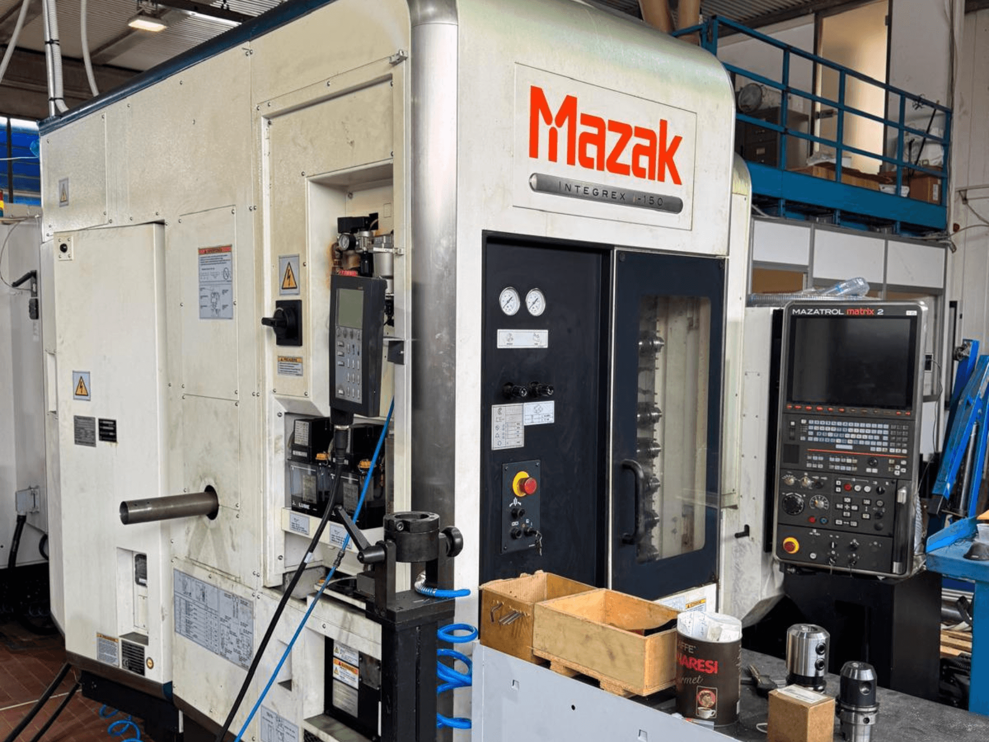 Станок с ЧПУ Mazak Integrex I-150, вид спереди; панель управления, держатель инструмента и операционные датчики.