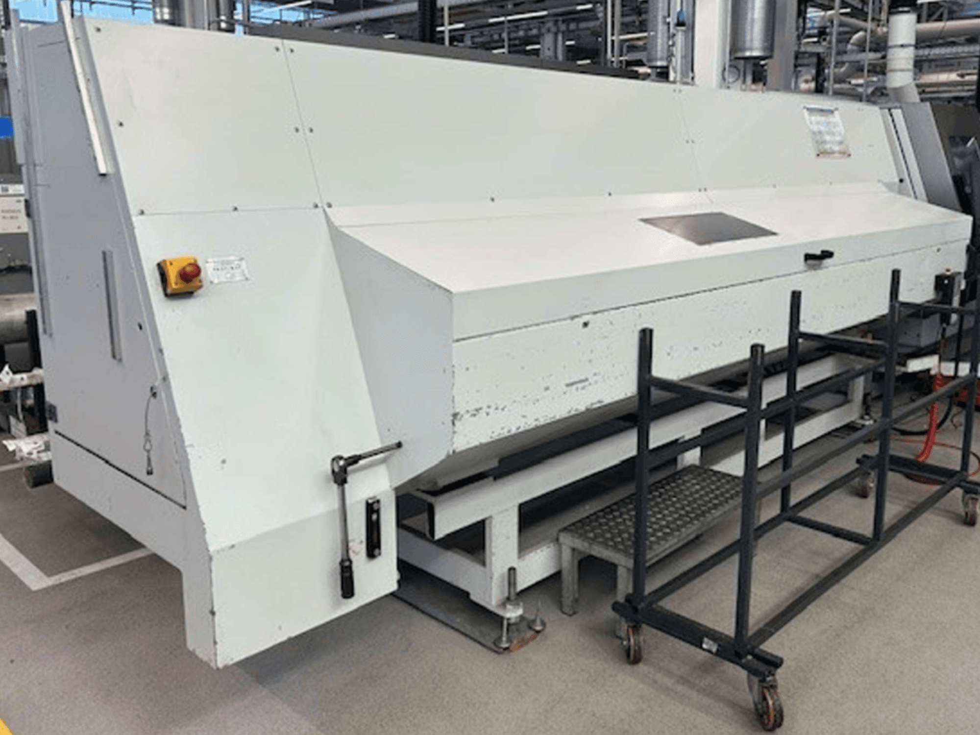 Токарно-фрезерный центр Index G 200 RATIO LINE с видом сбоку, с белым корпусом и безопасными элементами управления.