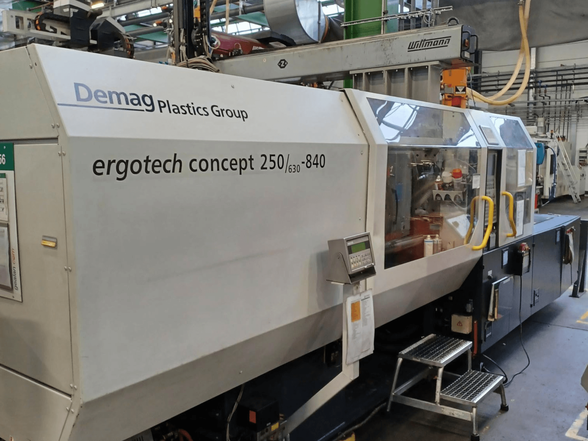 Термопластавтомат Demag ergotech concept 250/630-840, вид спереди, цифровые элементы управления и прозрачные защитные крышки.