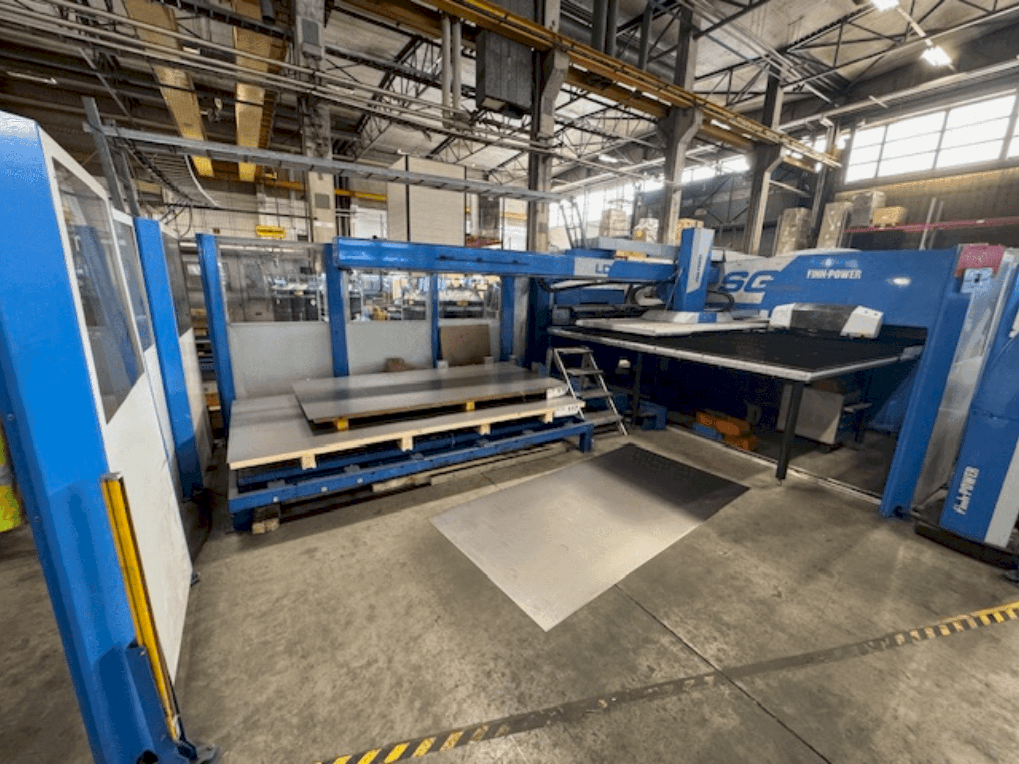 Вид станка Finn-Power SG-6 спереди