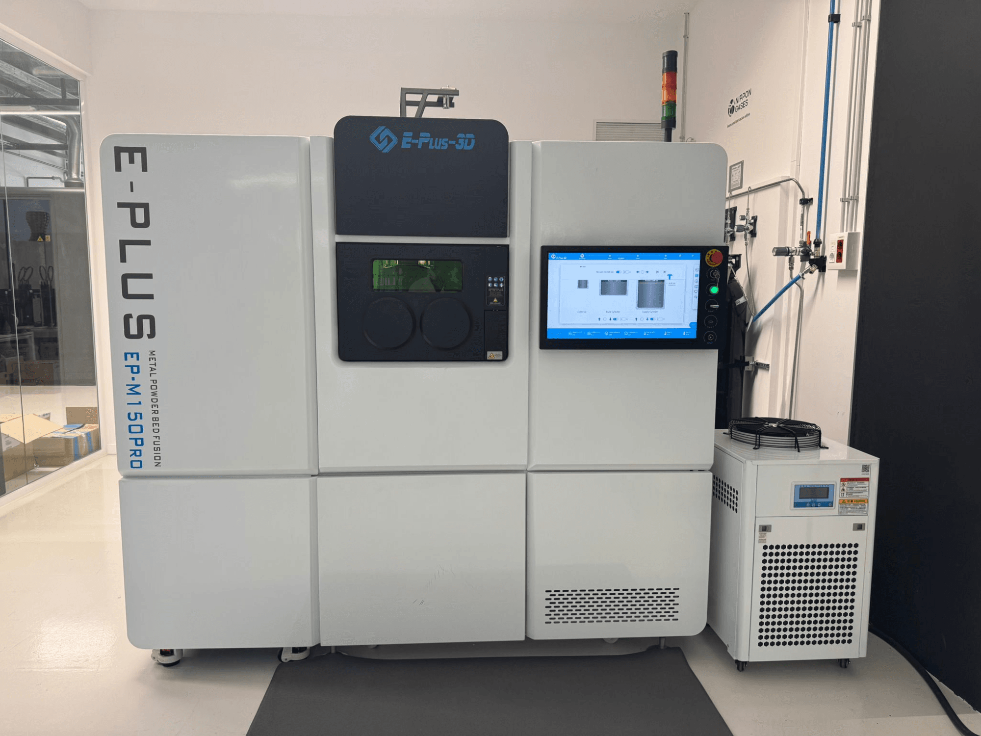 Вид спереди пластикового 3D-принтера Eplus3D EP-M150Pro с сенсорным дисплеем и блоком охлаждения в чистом, хорошо освещенном рабочем пространстве.