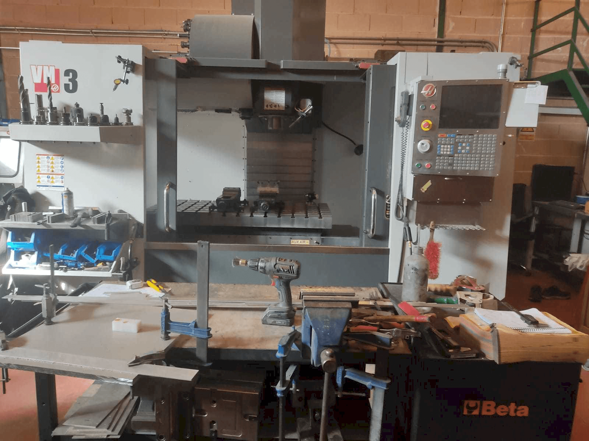 Вид станка HAAS VM-3 спереди