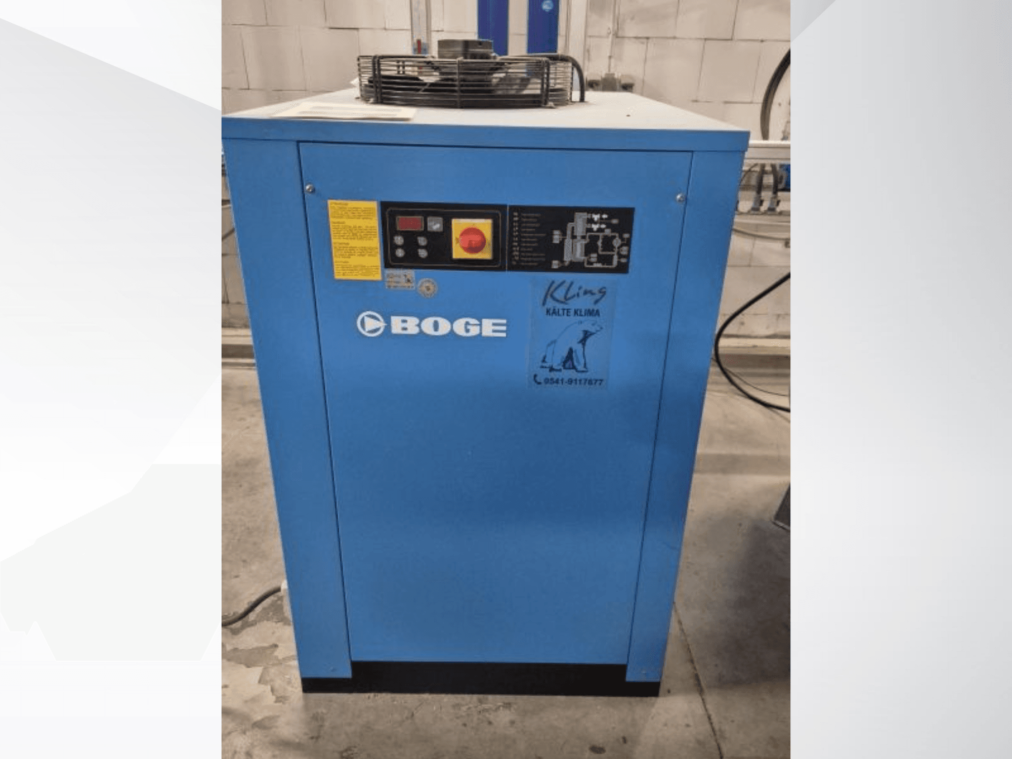 Вид спереди промышленного холодильного агрегата BOGE S 111-4 синего цвета с панелью управления и предупреждающими надписями.