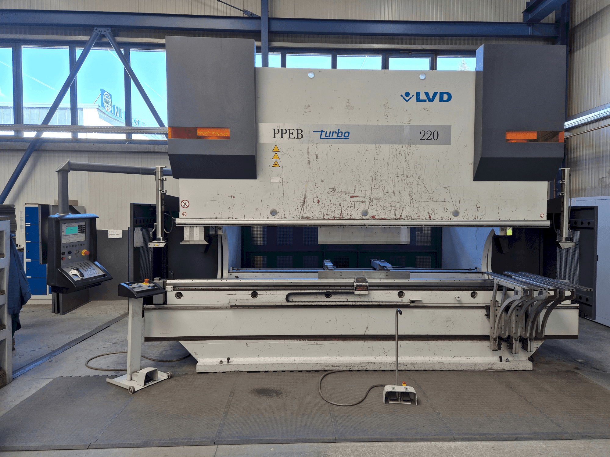 Вид станка LVD PPEB 220/40 спереди