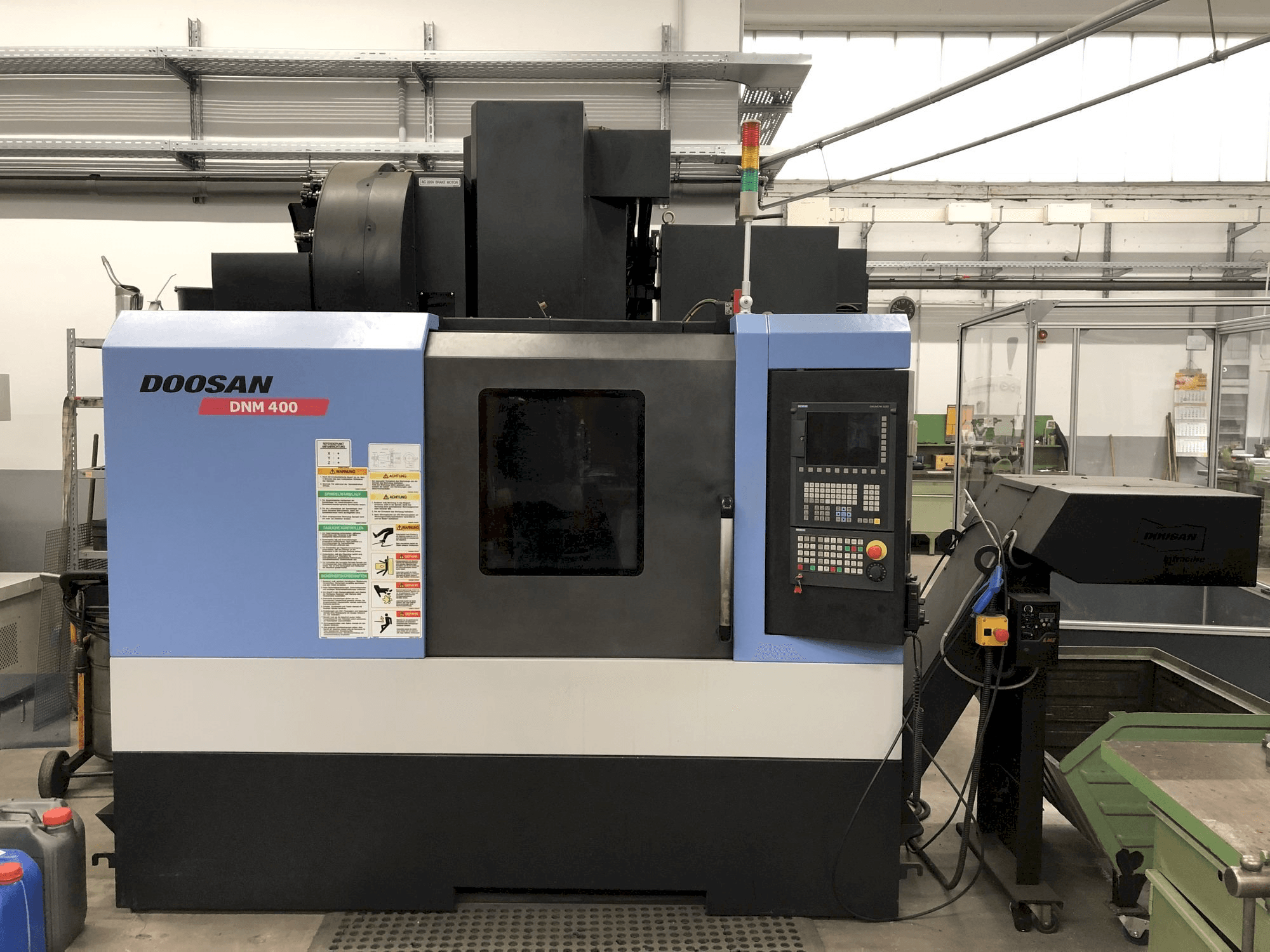 Вид станка Doosan DNM 400 спереди