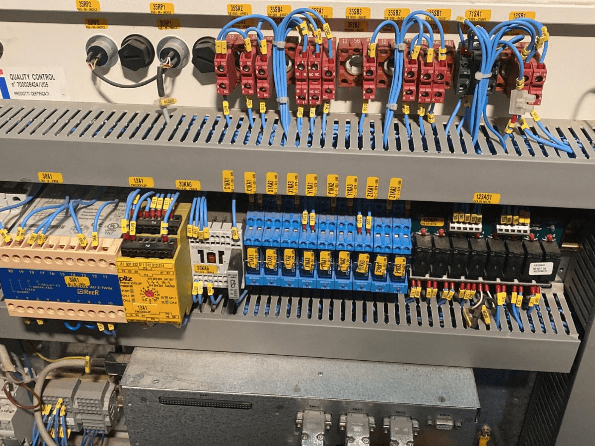 CNC центр для обработки древесины SCM PRATIX 48 NST Панель управления с маркировкой проводов и различными реле, вид спереди.