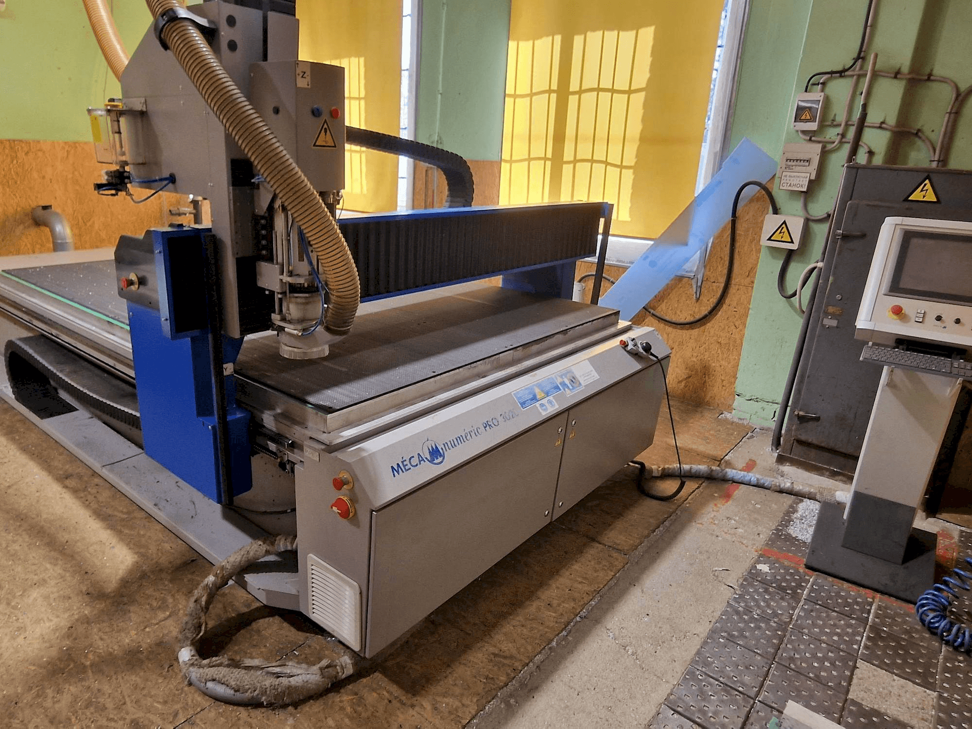 Вид станка MECANUMERIC MECAPRO 3020 спереди