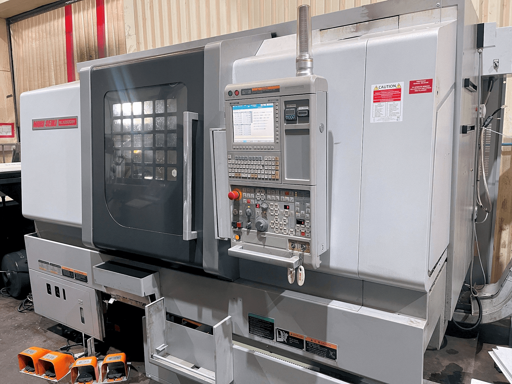 Вид станка MORI SEIKI NL X2500SY/700 спереди