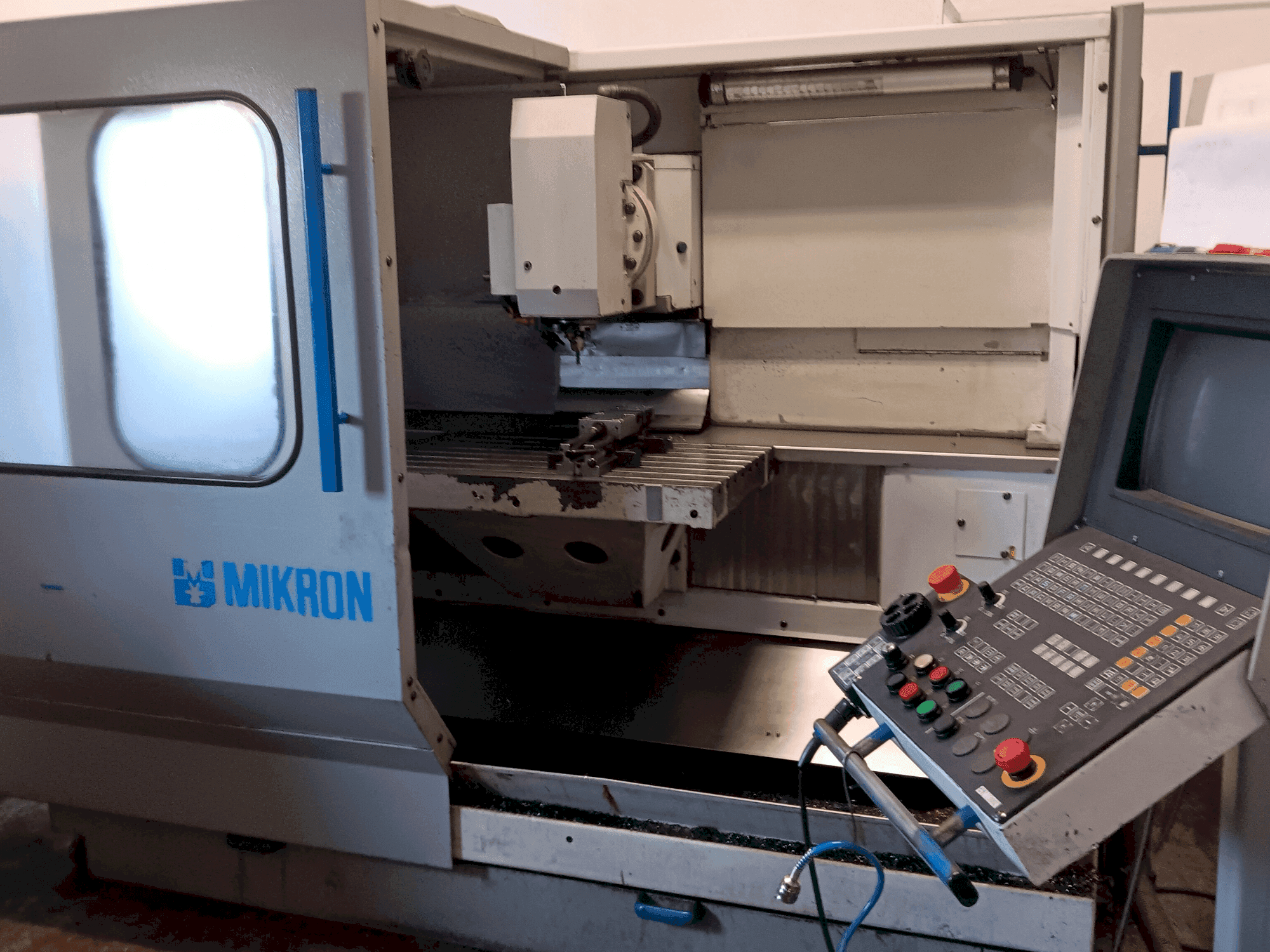 Вид станка MIKRON UM 600 спереди