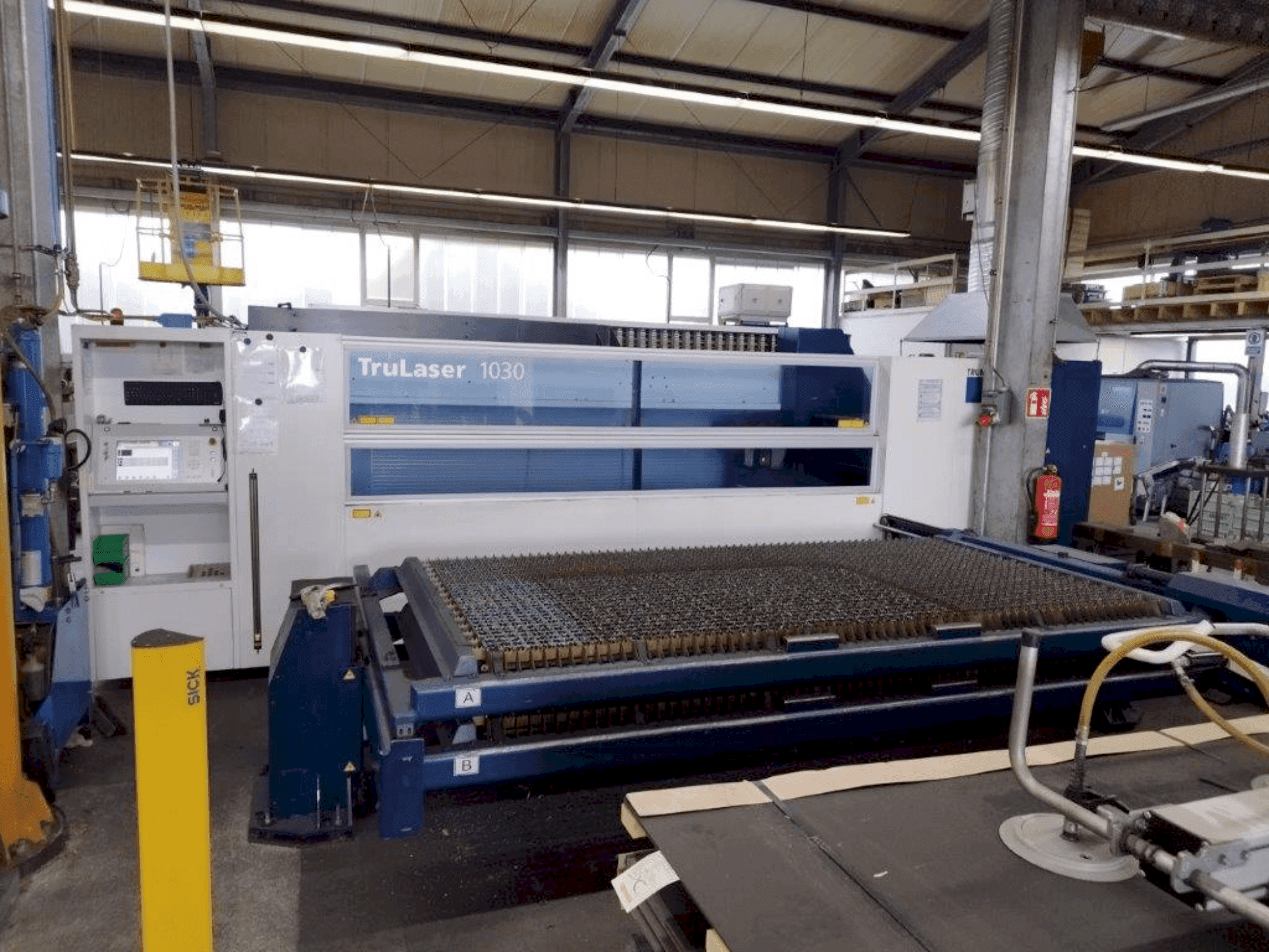 Вид станка TRUMPF TruLaser 1030 спереди