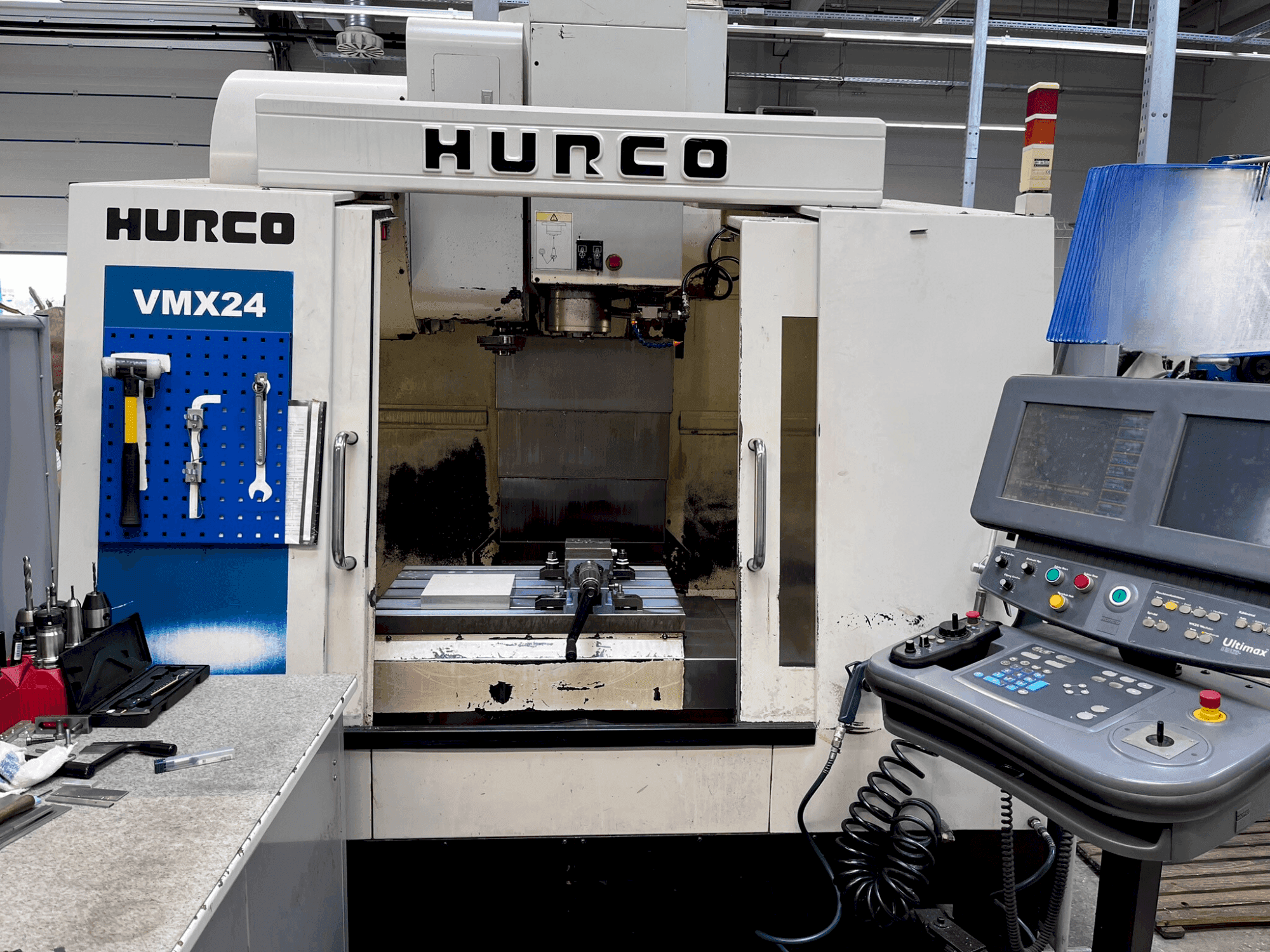 Вид станка Hurco VMX 24 спереди