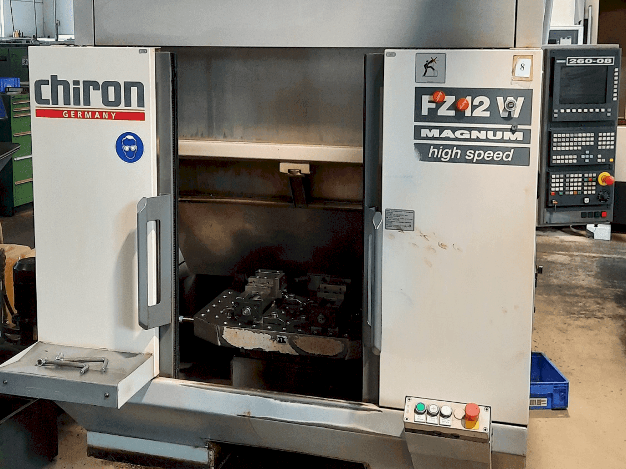 Вид станка CHIRON FZ 12 W спереди