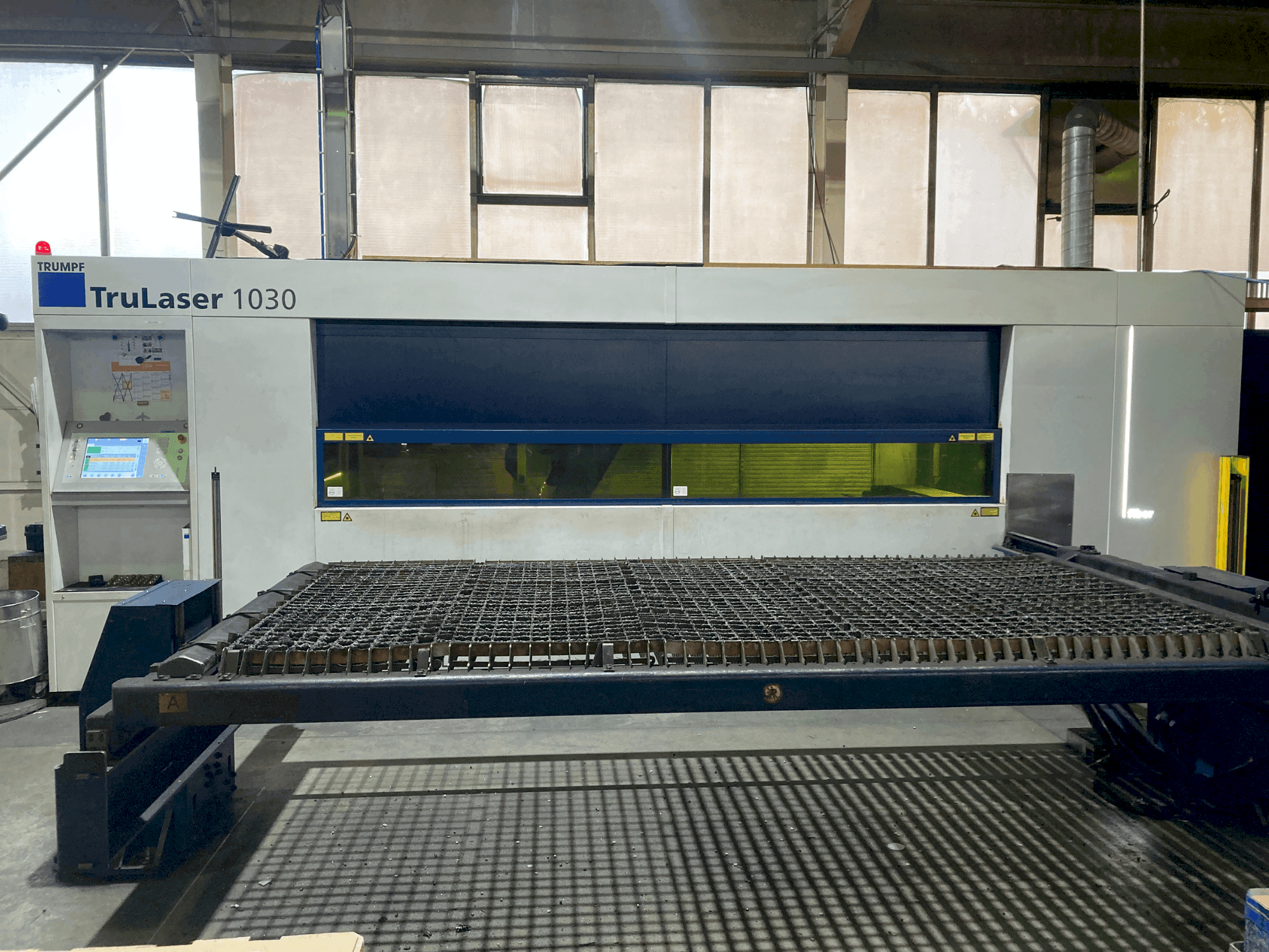Вид станка TRUMPF TruLaser 1030 спереди
