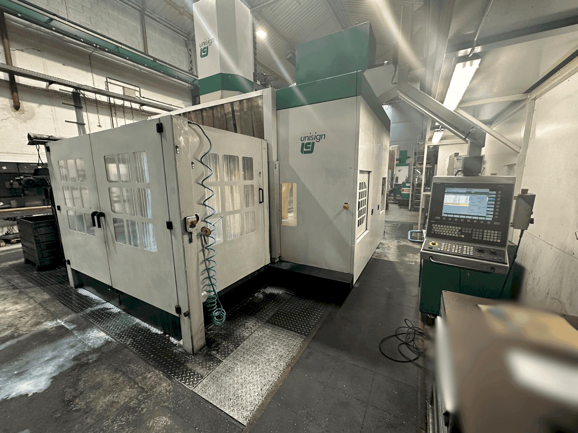 Вид станка Unisign UNIPORT 6000 спереди