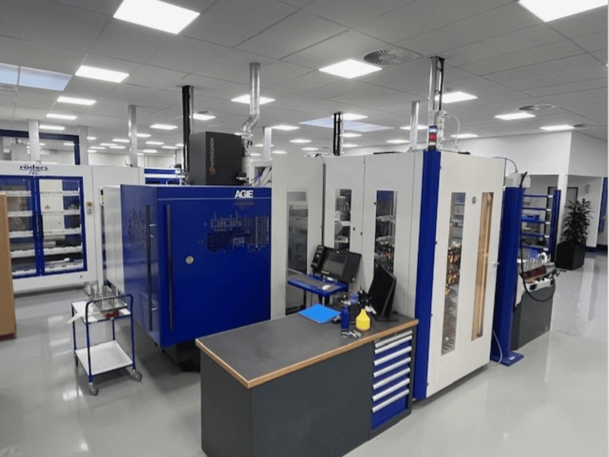 AGIE Hyperspark 2 Exact die-sinking EDM machine в мастерской, показан с переднего ракурса с синими и серыми акцентами.